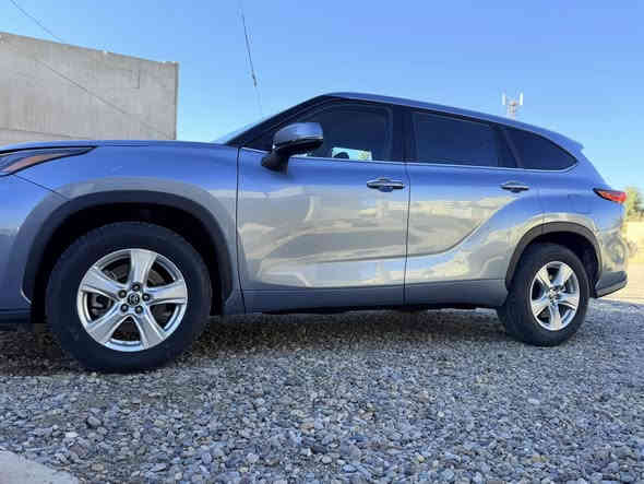 تويوتا هايلندر le موديل 23 ماشية 28 الف كيلو بعدها بالباكيت
باسمي رقم اربيل البارحة سجلتها والتحويل ثاني يوم
الضرر نص چاملغ ع الجنطة وموظح بالصور
كير محرك بالشرط وباقي مواصافاتها معروفة 
السعر 280$ بيع مستعجل
الرقم ***********
