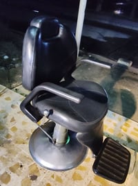 كرسي حلاقة • أسود • شغال