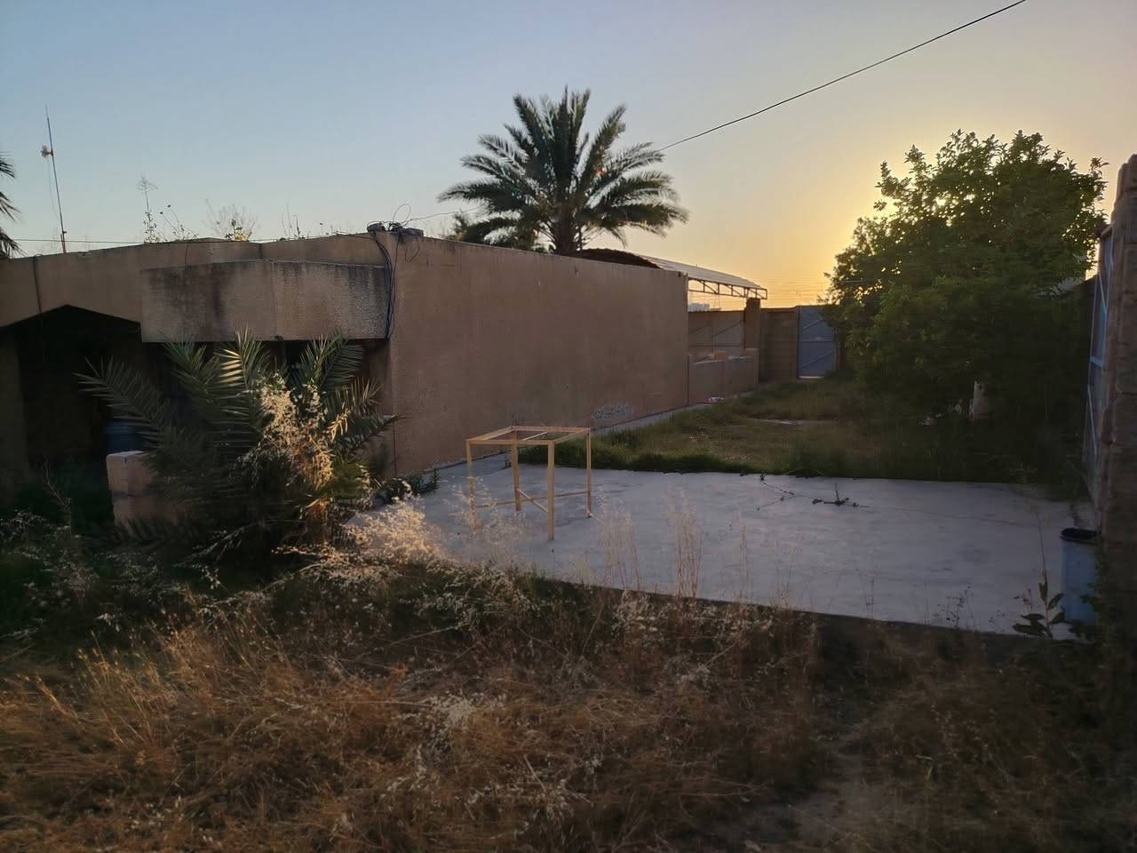 السلام عليكم
بيت من بيوت السكنيه للبيع 
للستفسار ***********
