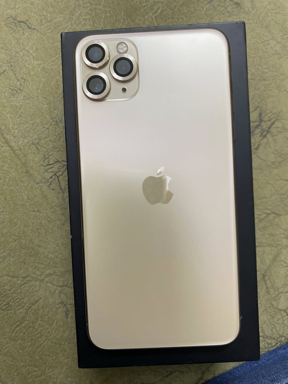 السلام عليكم ايفون ١١ برو ماكس لون ذهبي  للبيع ذاكره ٢٥٦ الجهاز ممفتوح ابد على أيدي غراضه كامله باكيت مطابق بطارية ٧٧ السعر ٣٢٥ ألف وبي مجال غير متواجد على الفيس الرقم *********** مكاني بغداد الاعضميه
