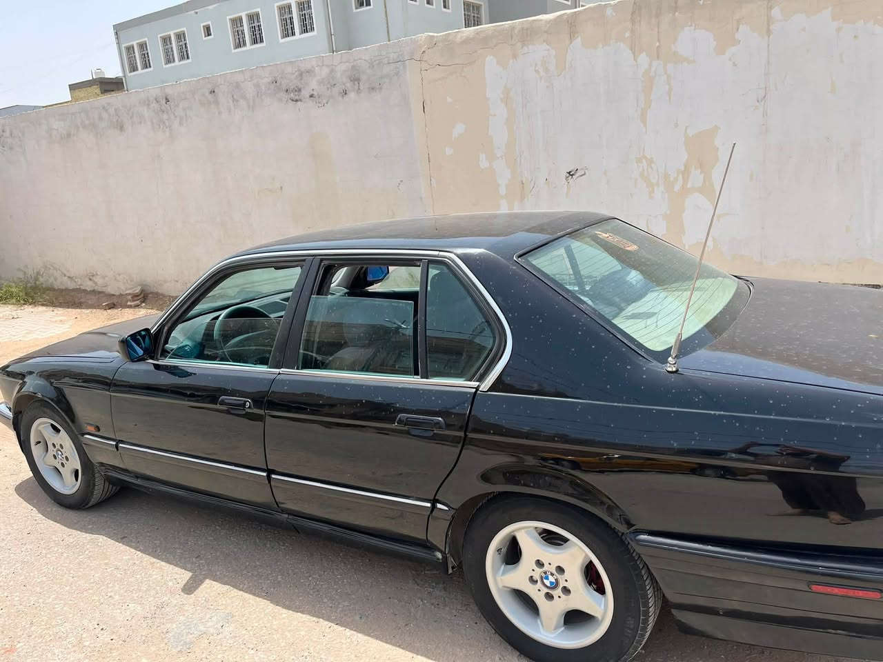 السلام عليكم 
BMW735اصل بليته وسنوية 
السيارة رقم بغداد دولي سنوية لل٢٩ باسمي شرط التحويل  موديل ١٩٩٠ راديتر جديد ٣ سراوات ومروحة كهربائية يعني انسة الحماوةاربع جام كهرباء  تشغيل عن بعد تخم ويل نجمة وتخم تاير كمبريسر تبريد وصوندات وغاز كله جديد بس نقصة الكلج مال الكمبريسر   السيارة حلوة حدادية٧٠٪؜يحتاجلها شوية ترتيب السعر٣٥وبيها مجال مكان السيارة نجف ***********
