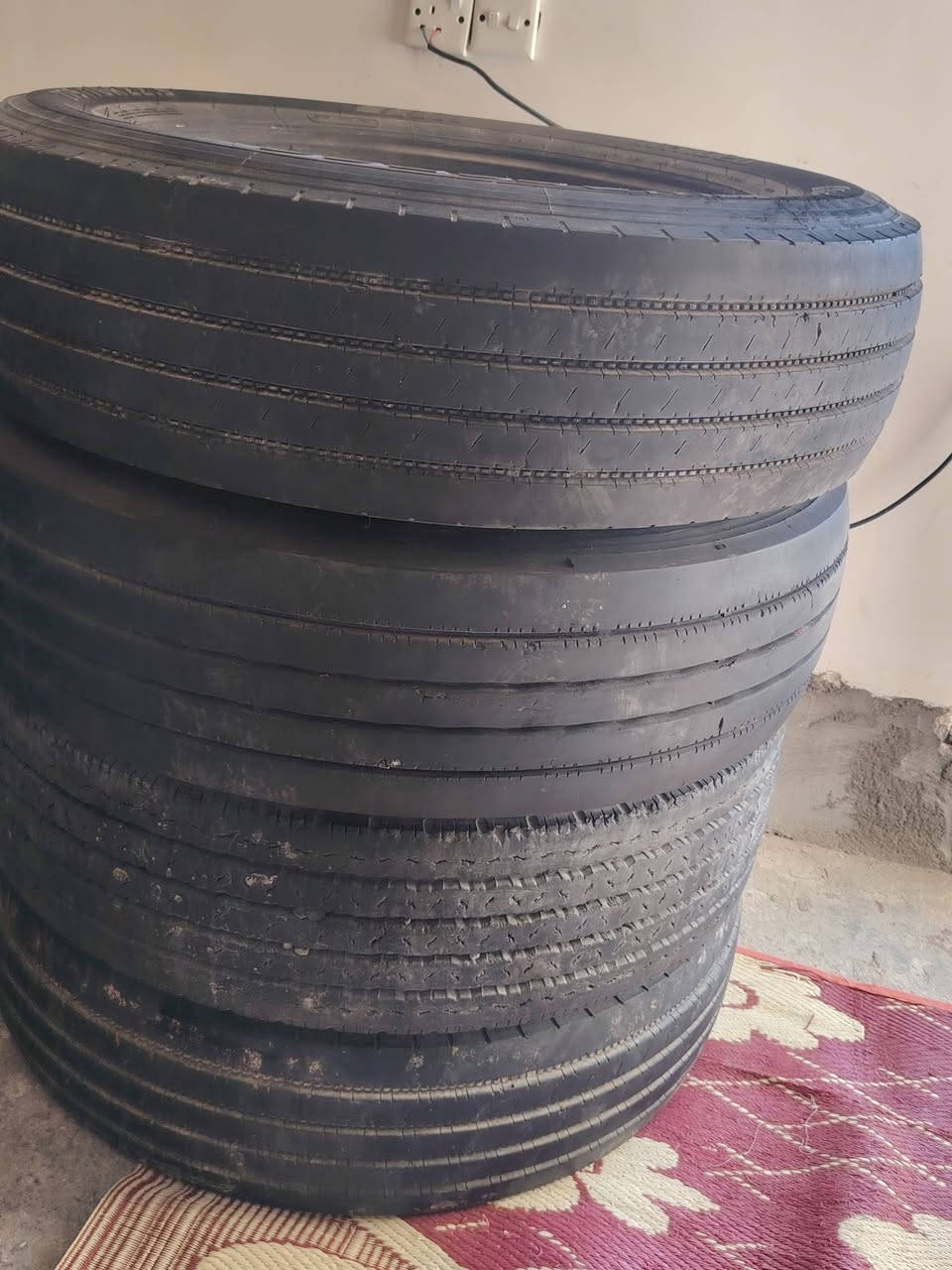 تخم تاير مستخدم للبيع العنوان بغداد ابو غريب حجم/ 22 ونص  ***********
