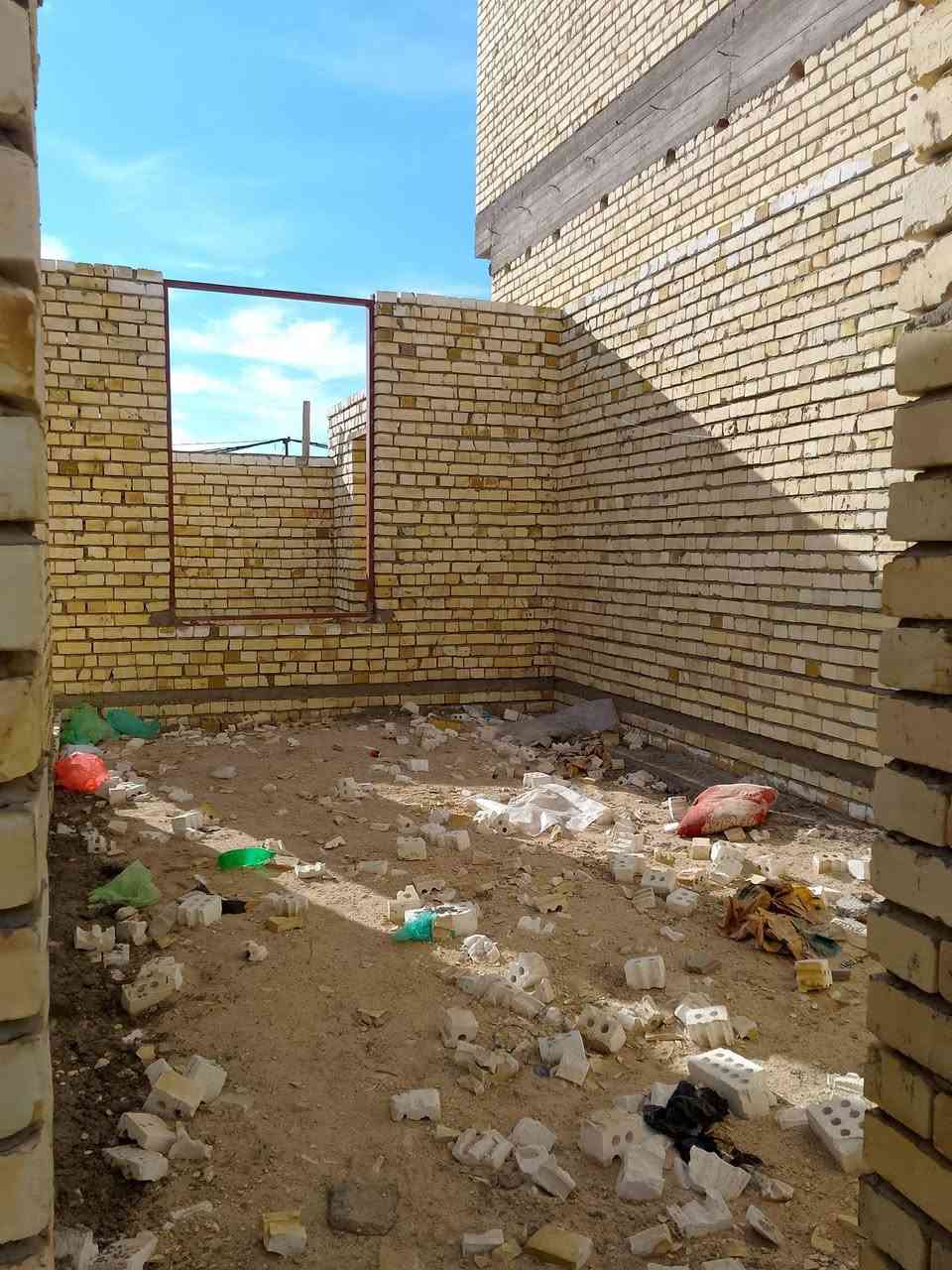 السلام عليكم ورحمة الله وبركاته 
اخوان اقرة المنشور قبل الاتصال بيت هيكل طابق واحد مساحة 150 متر واجة 7 ونص بدون سكف علماً انا البيت بناء طابوق جمهوري وصب مسلح وكل تصوير بناء عندي موجود موقع البيت كربلاء ع ساحة ومدرسة ومستوصف اربعه شارع 15 + 6 امتار تشجير موقع تجاري شارع قرب مجمع الغدير في المربع الاول المنطقة كله بناء حديث وخدمات كاملة للاستفسار اكثر الاتصال على الرقم الخاص مغلق 
***********
