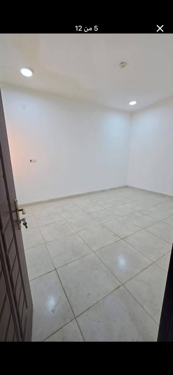 ⛔️⛔️الموقع قرب سيطرة الموظفين مجاور جامعة السراج 
🛑دار للبيع /في مجمع الفلوجة ستي المجاور 
من جامعة  السراج 
 
🛑الدار مدفوع نقداً لايوجد عليه اي قسط 
تحويل مباشر
🛑الشارع 17 متر تبليط + انارة
⛔️مساحة الدار ٢٤٠ متر
✅عدد الغرف ٢
✅استقبال + حمامات ٣+ صالة + مطبخ + مناور +كراج وحديقة
⭕️ الدار غير مسكون جديد بعده واي نقص يكمل قبل الاستلام 

⭕️منظومة انترنت وكامرات وتلفزيون ويا التأسيس
جامع ومدرسة ومول  
✅ السعر ١33وبي مجال
٨

‭0771 940 0400
