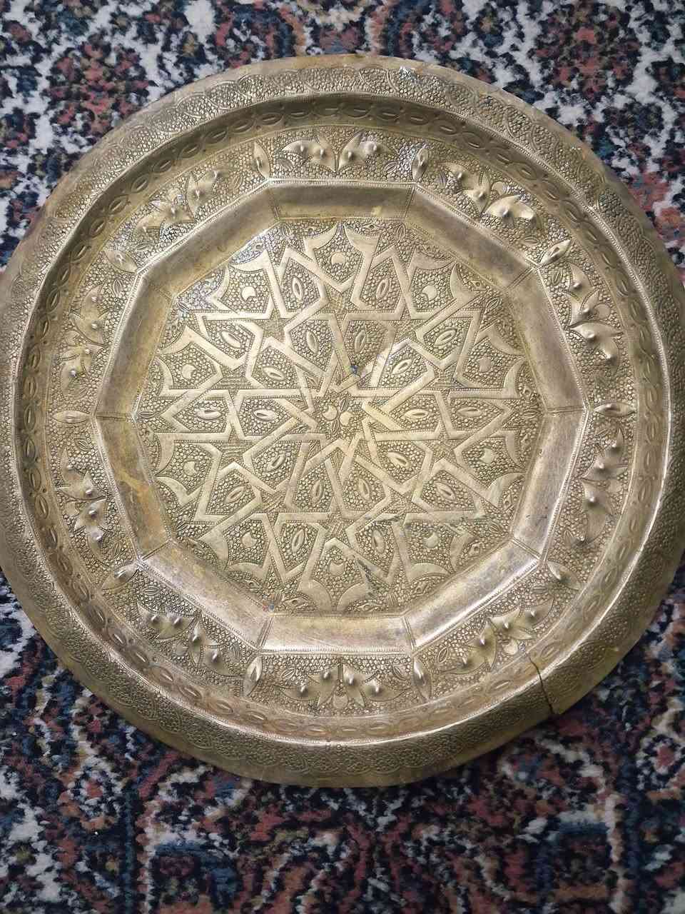 صينية نحاس مزخرفة بنقوش شرقية هندسية أنيقة، شغل يدوي ولمسة تراثية فخمة، مناسبة للتقديم أو للديكور وتضيف جمال خاص لأي مكان.
القطر: ٣٥ سم
بسعر حرررق ٨ دنانير


**إذا كنت صاحب هذا الإعلان وتريد حذفه لأي سبب، رجاءا أرسل رسالة إلى الدعم الفني**