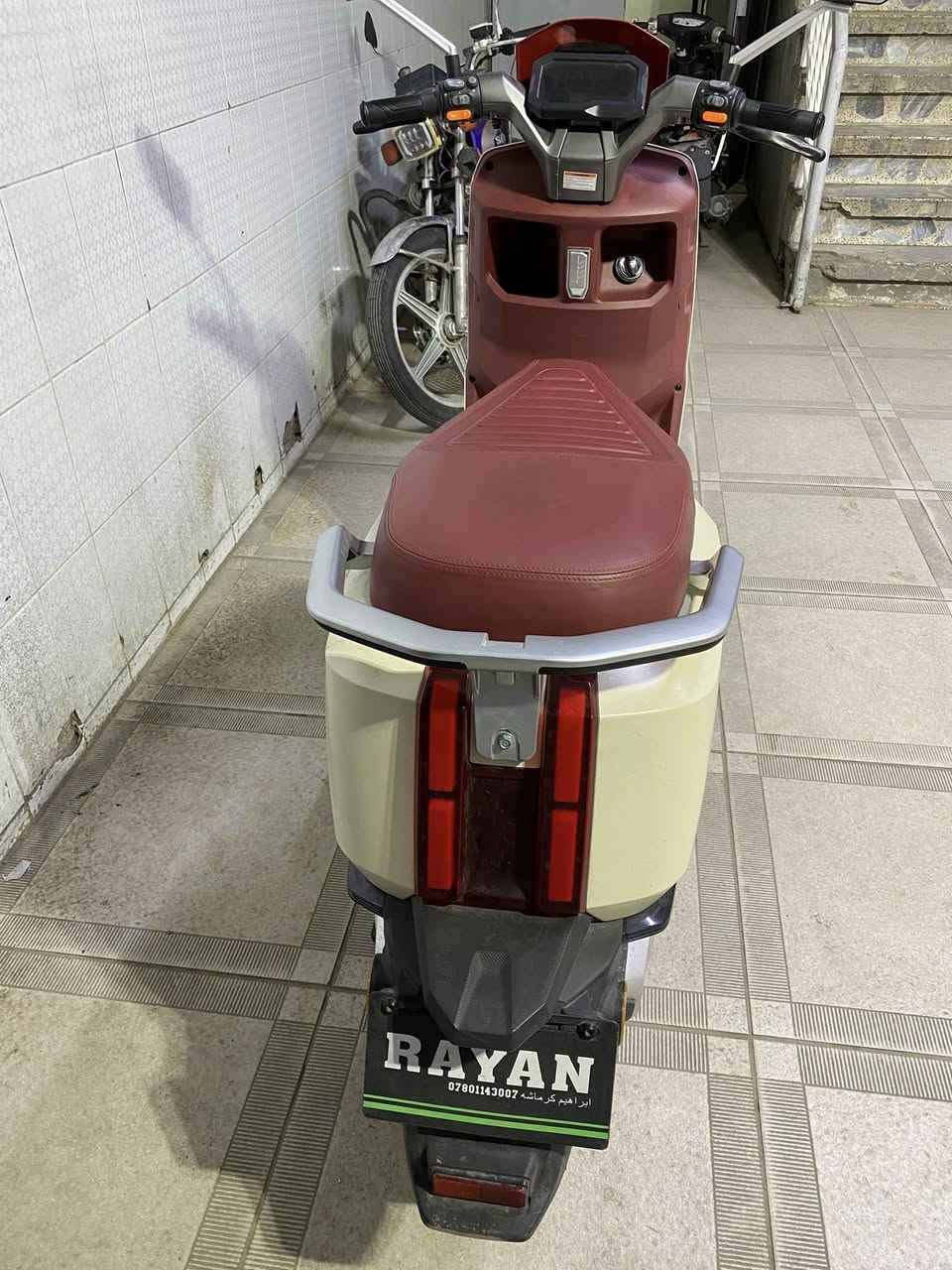 السلام عليكم
دراجه شحن من شركه تالج الريان وحش الكون لون مميز vip
موديل 26  بعدها جديده ماشيه ٩٠٠ فقط  كلشي بيها شغال بطاريات بحاله ممتازه ٦ بطاريات كرافين تمشيك 70 الى 75 كيلو بالشحنه الوحده  بصمتين مانع انزلاق abs
كير 3 نمر نضام مانع سرقه تشغيل عن بعد بيها P ونضام الرجوع للخلف R 
سعرها مليون وخمسين الف قفل  
للاستفسار ***********
مكاني اعظميه او مدينه
