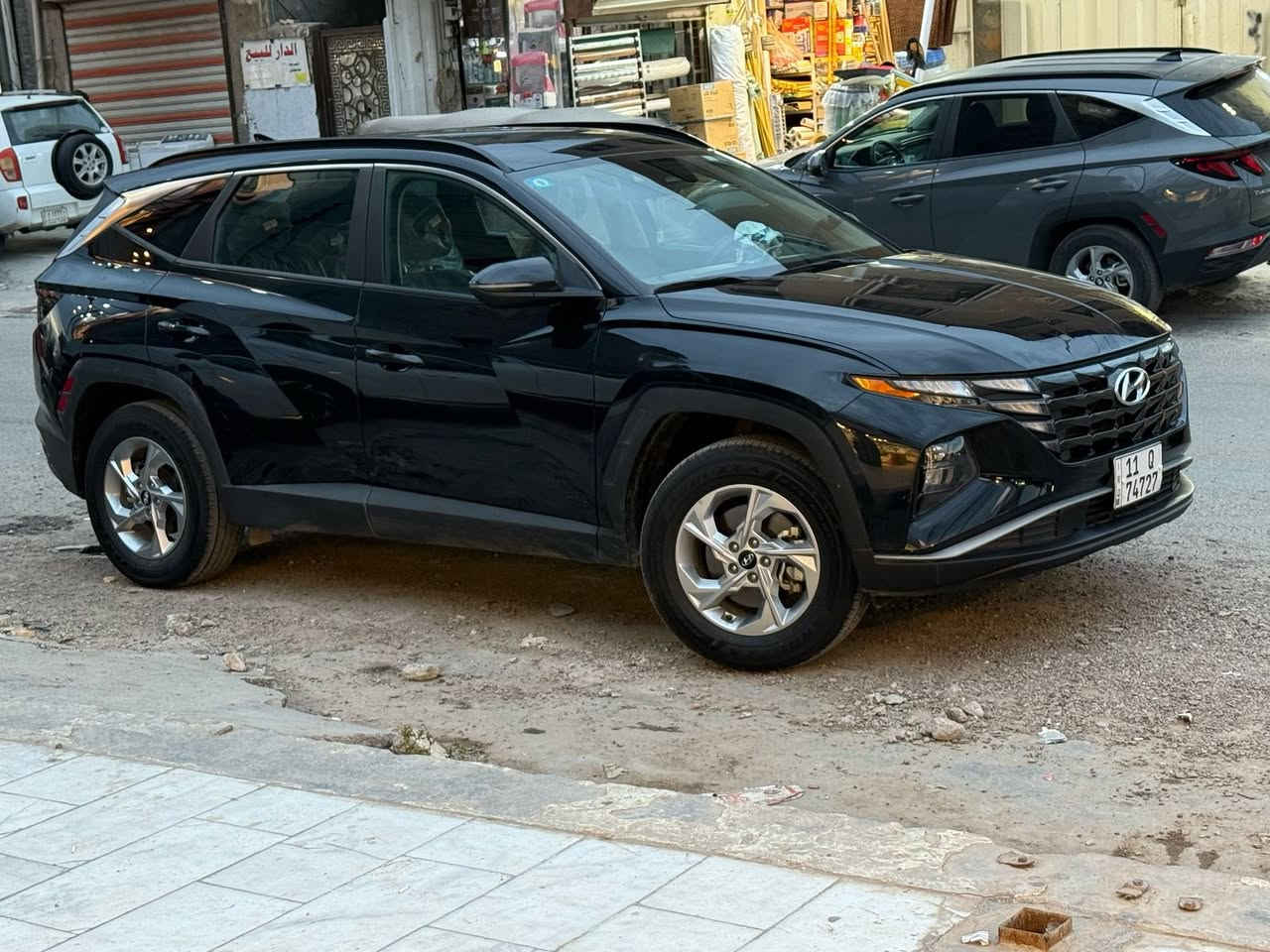 السلام عليكم
توسان موديل ٢٠٢٣ رقم بغداد وارد امريكي ماشيه ٦٤ 
بيهه فقط الباب الخلف السايق مبدل السياره جديده كلش وجاهزه من كلشي 
مكانهه بغداد الامين الثانيه 
***********
