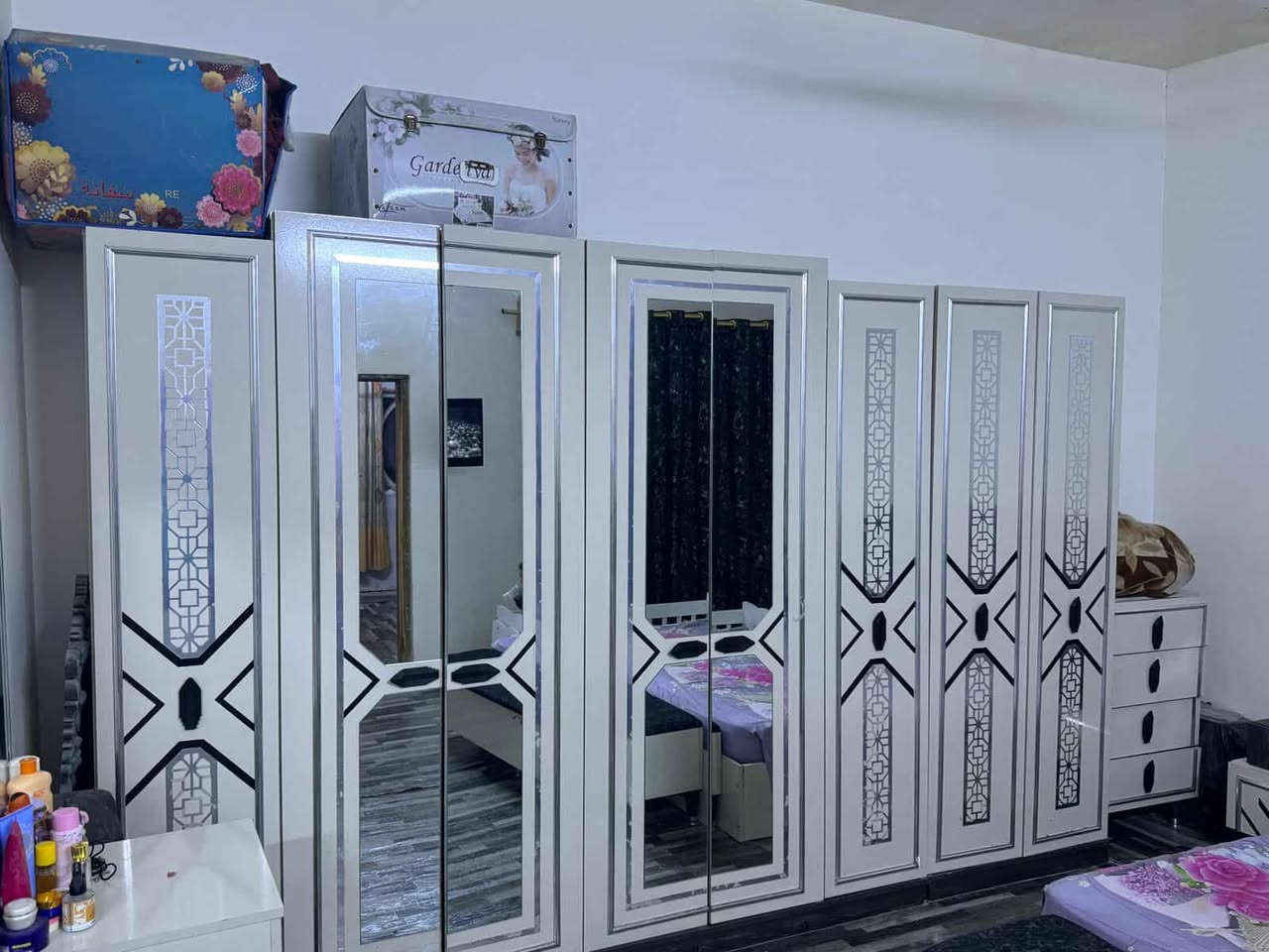 سلام عليكم غرفت نوم مستخدمه عشر قطع ستخدم سنه
السعر 700 وبيه مجال 
مكان بلديات المعسكر 
***********
