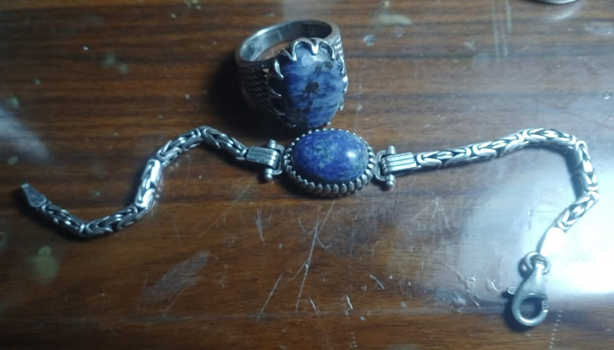 سيت لازورد 27 غرام - فضة 925 - السعر 120 الف مع التوصيل


**إذا كنت صاحب هذا الإعلان وتريد حذفه لأي سبب، رجاءا أرسل رسالة إلى الدعم الفني**