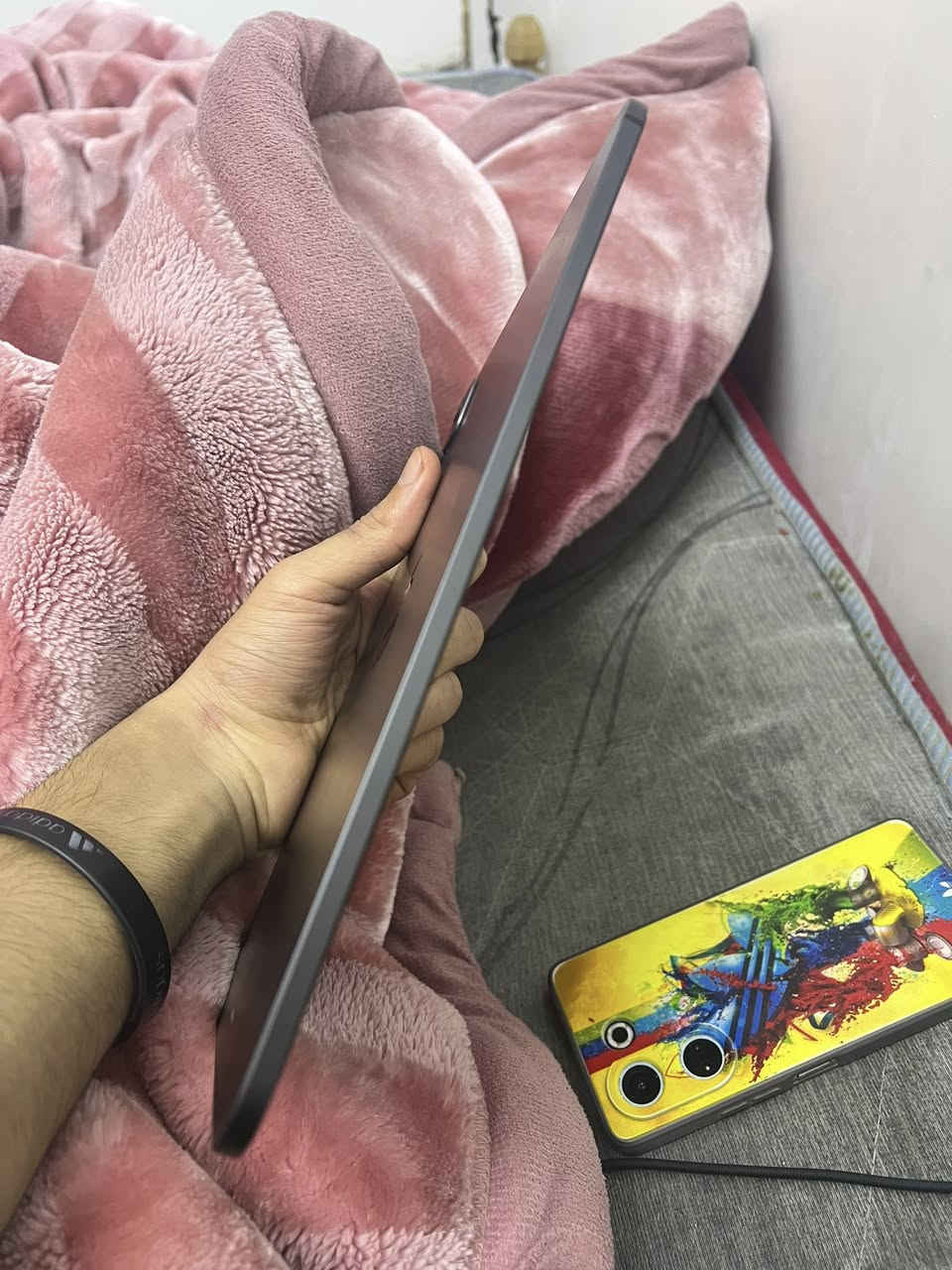 سلام عليكم ايباد برو معالج m4ذاكره 256 بطاريه 94 كامل ملحقاته نضافه 100‎%‎ سعره 925وبي مجال 
***********
