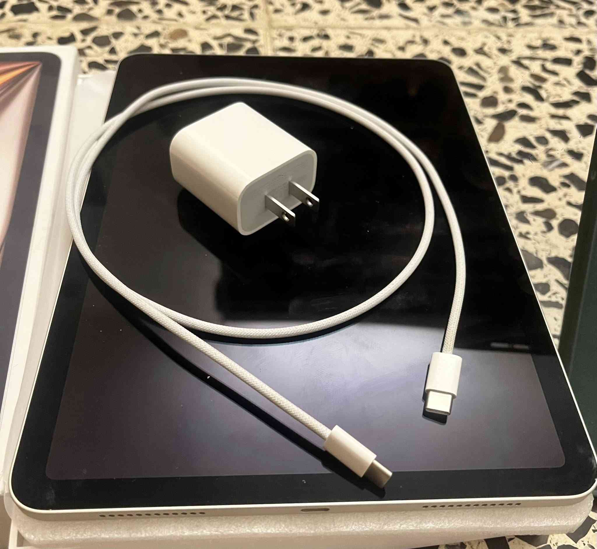 للبيع
‏Ipad air 6 256gb

مع الملحقات (حافظة وراسية وكيبل اصليات ) 

نظافة فول 

حتى الكارتون موجود 

بطارية 100‎%‎ 

عدد مرات الشحن 5 

بغداد📍

***********
