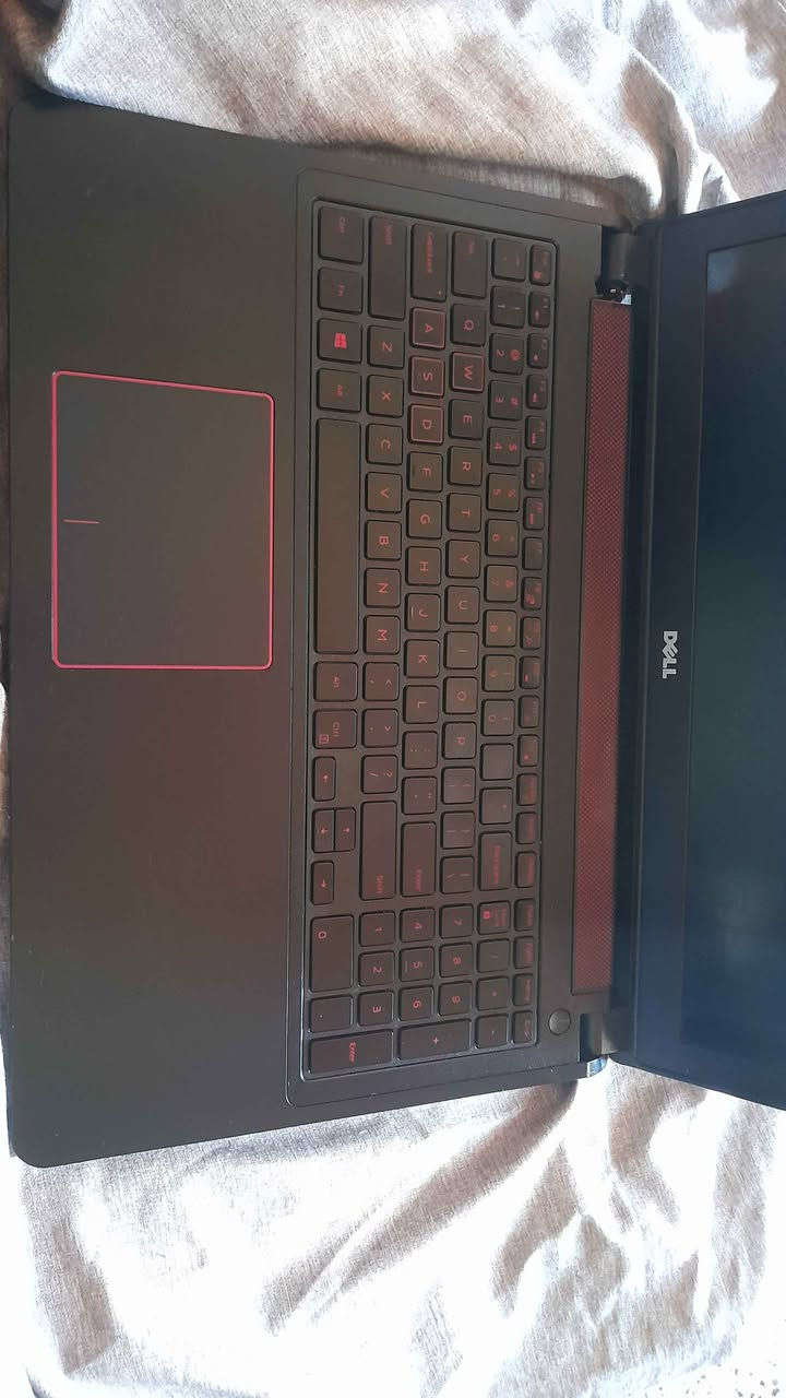 لابتۆپێکی دەڵ (Dell) بۆ گەیمینگ و ئەندازیاری
​ئامێرەکە زۆر بە باشی کاردەکات و هیچ کێشەیەکی نییە
​تایبەتمەندییەکان
​ڕام: 12GB
​کارت گرافیکی دەرەکی: NVIDIA GeForce GTX 1050
​کارت گرافیکی ناوەکی: Intel HD Graphics 630
​هارد: درایڤی C قەبارەی 140GB + درایڤی D قەبارەی 1TB
هیچ خەوشێکی پێوە نییە
​تێبینی
​پاتری: مامناوەندە و دەتوانیت بۆ ماوەی یەک کاتژمێر بەبێ شەحن یاری پێ بکەیت
​وەک لە وێنەکان دیارە کەمێک شکاوەیی لە نزیک نەرمادەکە (مەفەسڵەکە) هەیە، بەڵام هیچ کاریگەرییەکی لەسەر کارکردنی ئامێرەکە نییە
​نرخ: 295 هەزار (بێ مەعامەلە) 

لابتوب Dell للقيمنق والهندسة
​الجهاز بحالة ممتازة وما بي أي مشاكل، شغال وكامل وجاهز للاستخدام.
​المواصفات:
​الرام: 12 كيكا.
​كارت الشاشة الخارجي: NVIDIA GeForce GTX 1050.
​كارت الشاشة الداخلي: Intel HD Graphics 630.
​الهارد:
​الـ C: سعة 140 كيكا.
​الـ D: سعة 1 تيرابايت.
مابي أي خدش
​ملاحظات:
​البطارية قوتها متوسطة، تكفي ساعة كاملة من اللعب أو الشغل بدون شحن.
​موجود كسر خفيف قريب على النرمادة (مثل ما موضح بالصور)، وهذا الكسر ما يأثر على الجهاز نهائياً.
​السعر: 295 ألف دينار (السعر نهائي/بدون معاملة) أربيل, العراق


**إذا كنت صاحب هذا الإعلان وتريد حذفه لأي سبب، رجاءا أرسل رسالة إلى الدعم الفني**