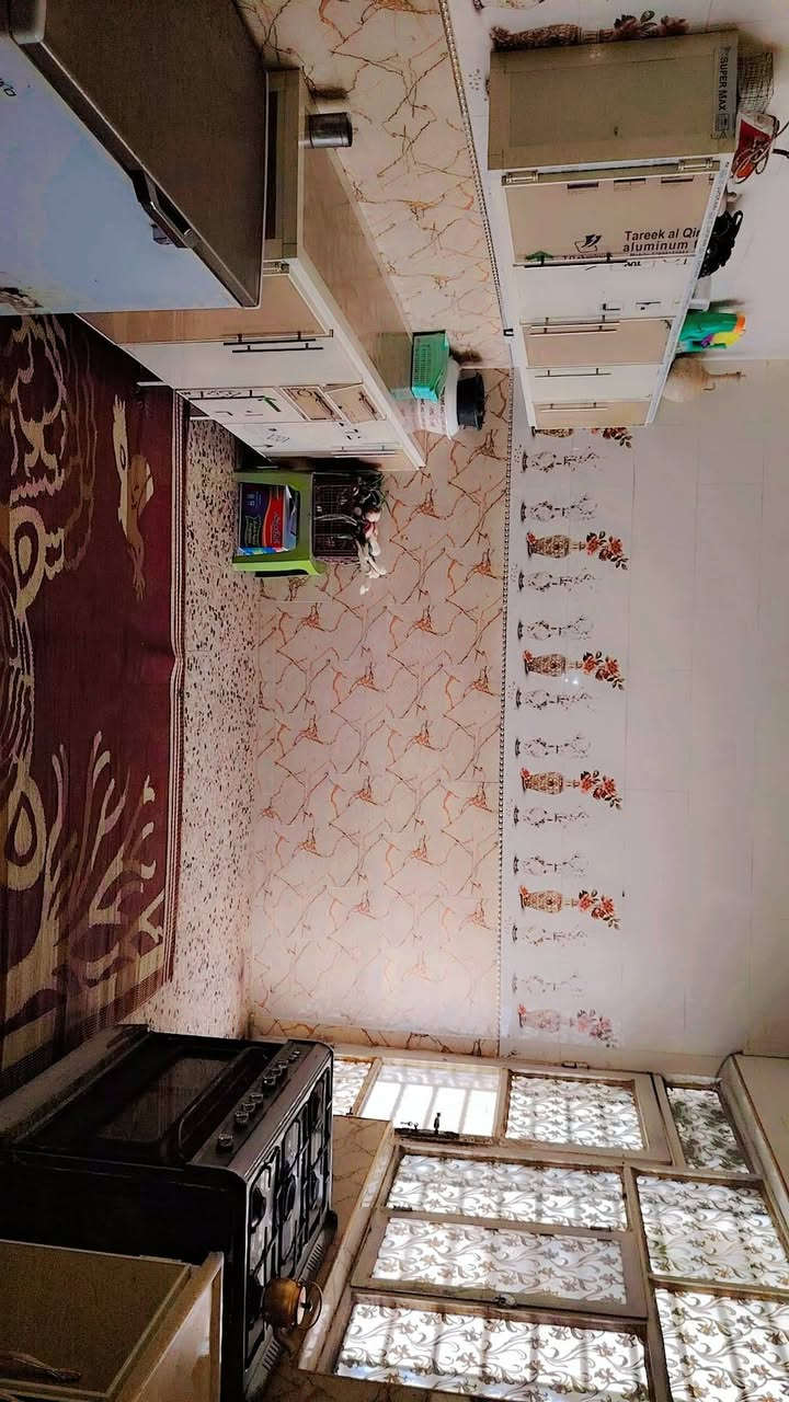 بيت للبيع حي الحكيم مقابل المخازن يتكون من ثلاث غرف نوم المساحه 250 م لاستفسار ***********
