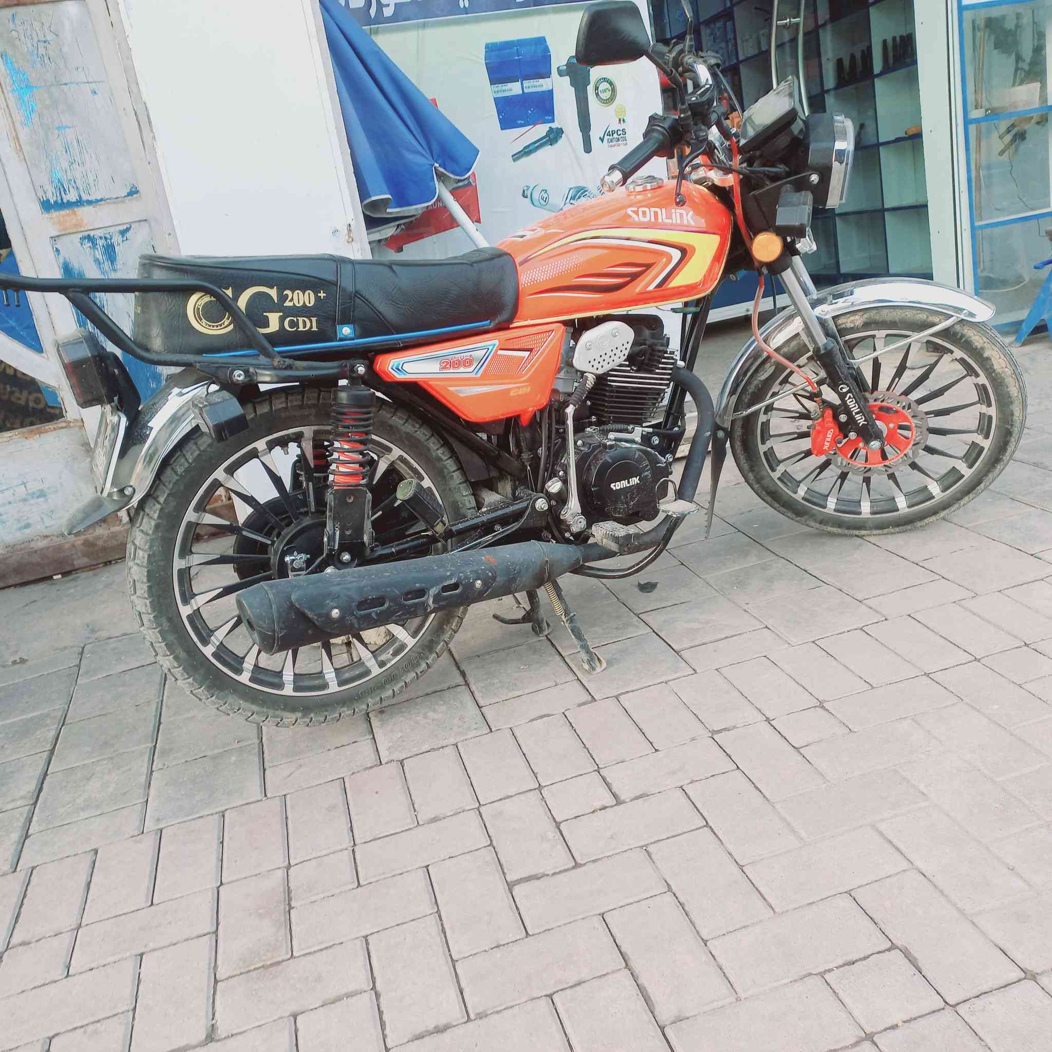 السلام عليكم دراجة سيفان باب لاول موديل 25صالي ٢٥ محرك 200cc يوم من نزلتها عل وضع الشركة نضيفة كلش ماشية ٢ يعني زيرو لون مميز دراجة نضيفة كلش شوفت عينكم بصمة 2 وسويج 2  سعر ٨٥٠ مكاني بغداد الشعب ***********
