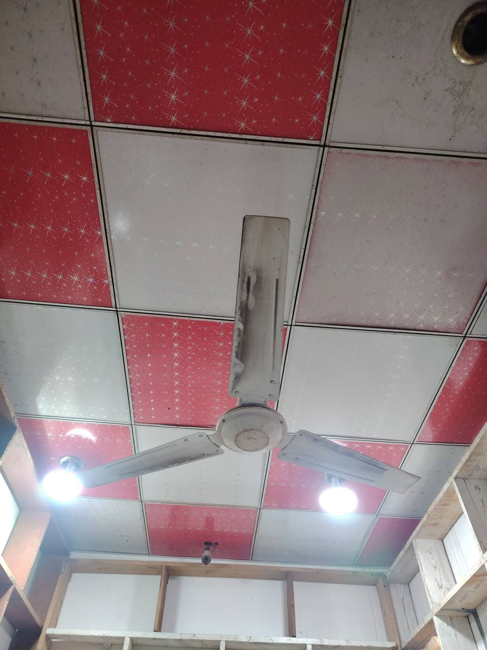 رفوف خشب تزكام شغل ترج اول العدد 5 للبيع انا مكلف بالنشر العنوان الماجديه الشراي اتصل على الرقم ***********
