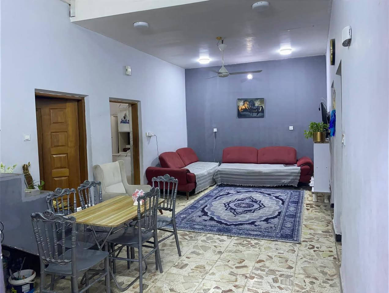 السلام عليكم 
 بيت زراعي للبيع سند ٢٥ 
 
بحي الجامعه خلف سيطره

 الجامعه يبعد عن الشارع العام ١٠٠م
 و يطل على شارعين 
 بيت ٢٠٠ م غرفتين و صاله و صحيات ثنين خارجيه و داخليه سيراميكو مطبخ سيراميك و استقبال وكراج سياره و ممرات داير البيت من جهتين البناء طابوق عگاده كلش نظيف و الارضيه كاشي درجه اولى مرمري
مساحات الغرف و الصاله و المطبخ و الاستقبال كبار و حلوات
 يعني حلوات و واسعات 
 
و صحيات و مطبخ و منزع سيراميك السطح شتايكر 
 
البيت مشمول بالمجاري
و التبليط راح يوصله
 البيت بناء ٢٠٢١ ومكانه جدا حلو و قريب  على شارعين 
 
 للاستفسار  ***********
