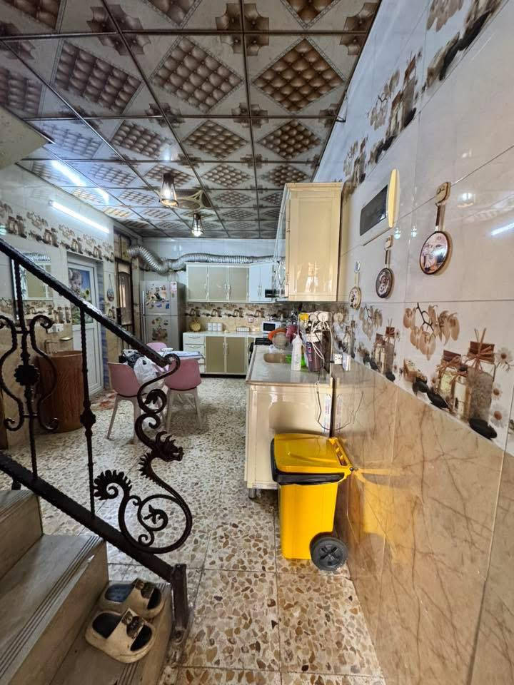 ⚜️  #للبيـــــــع في الـــــــــــدورة  ⚜️
🔴 دار سـكـــــــــني  ...  بحالة جيدة 

💎 تفاصيل : العقار 
💎 المساحة : 50م 
💎 الواجهة : 5م
💎 النزال : 10م
💎 طابقين : 
💎 مع تشجير ملاصق أمام الدار 
💎 الملكية : طـــــــــــابو  ملك  صـــــــــــرف
💎 موقع ممتاز وكافة الخدمات متوفرة 

🔴 طابق الأول 
مدخل واحد  + صالة ضيوف  + مطبخ  + مناور  +
صحيات عدد 1 

🔴 طابق الثاني 
غرف النوم عدد 2 واحده منها سويت  + بيتونة  + سطح

⚠️  العنوان 
بغداد   //   الدورة  //  ملحق حي اسيا 
قرب الجسر الجديد

_
إذا لم يناسبك هذا العقار، لدينا خيارات متنوعة 
تشمل منازل، وأراضٍ تناسب جميع الأذواق.
________

#لمعرفة ../    السعر #اكتــب   رقم   (  1  ) 
     
🟣👈  (   ليأتي  أليك  الرد  برسالة خاصة  📩   )
((  تعامل والتفاوض مع #صاحب  العقار   حصراً  ))

____________________
  زبائننا  الكرام بكم نرتقي ونتشرف بزيارتكم 
احصل على منزل أحلامك معنا، نحن مكتب عقاري 
موثوق ومتخصص في تلبية احتياجاتك السكنية
لاتتردد في زيارتنا او الاتصال بنا 
___________________________

للاستفسار أي سؤال ___________ الأتصال على 
الرقم 

( *********** )        
⁨
#دمتم__في__رعاية__الله
