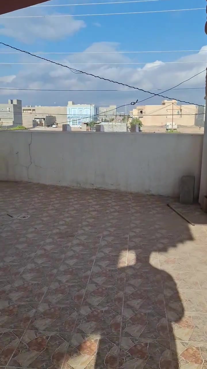 سلام عليكم
🏡بيت طابق ثاني للأيجار مكون من ... 
غرفتين2+ ⚡️
مطبخ+⚡️
 صاله+ ⚡️
استقبال+⚡️
حمام.+⚡️
. البيت نضيف كلش مثل مموضح بالفديو ..المكان الديوم المربع الذهبي قرب جامع الحق المبين للأستفسار***********
               ***********
