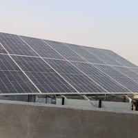 طاقة شمسية • تكريت البلاج • بطاريات ليثيوم ١٧ كيلوواط