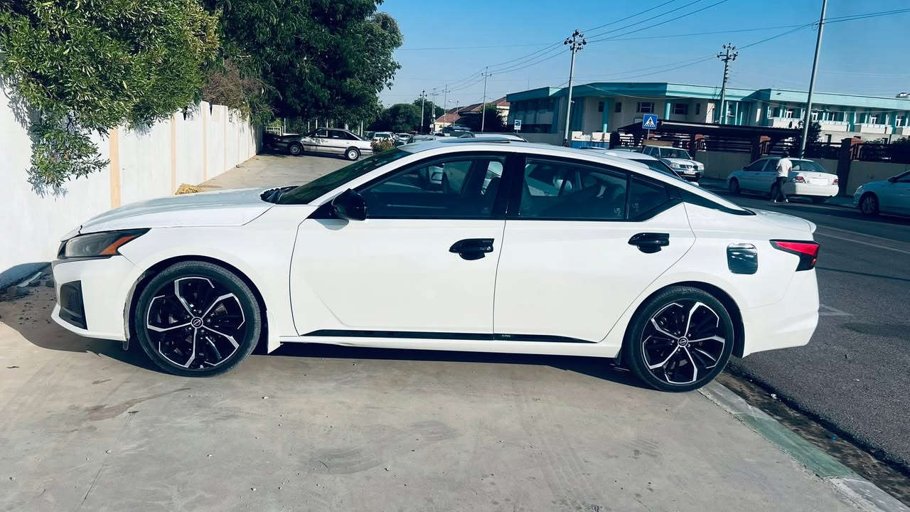 Altima 23 SR  plass
واحد قطع صبخ 
صونر رقم شاصي موجود
سياره كلشي جديد  
٤٥مايل ماشي 
كير محرك بشرط
مكان كلار 
***********

