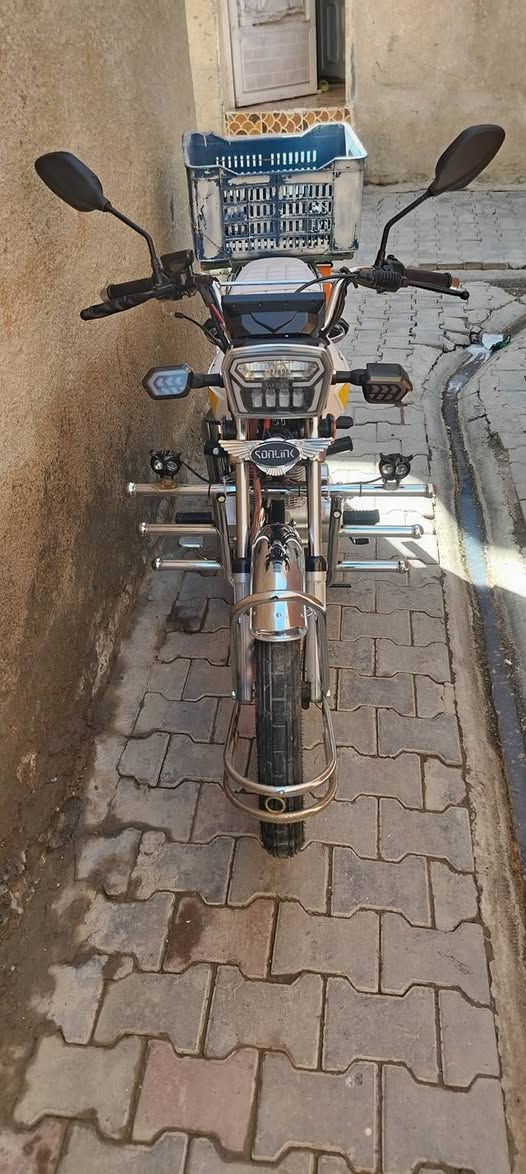 سلام عليكم دراجه سيفان موديل 2025 صار ٣ تشهر من أخذته برغي ممفتوح اريد مراويس بدايون او بوكسر او والايتي بدون أوراق عادي اراوس مكاني بعقوبه أوراق كامله هذا رقمي ***********
