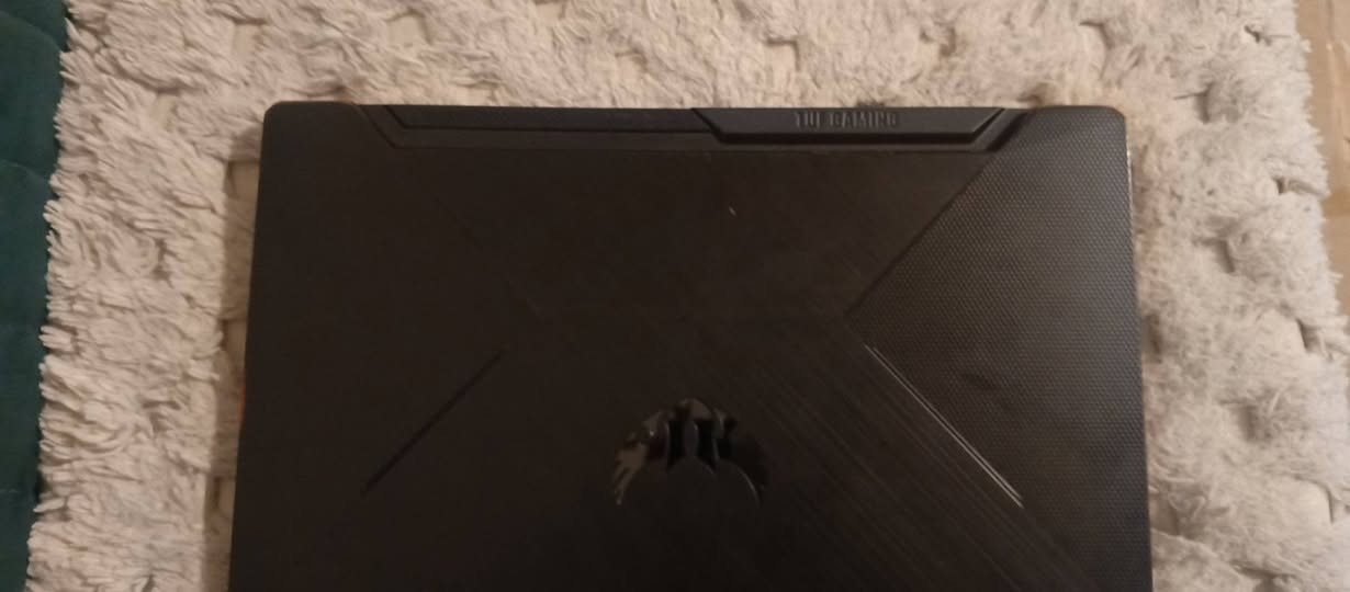 للبيع: لابتوب ألعاب ASUS TUF Gaming F15 - بحالة كالجديدة (كاملة مع ملحقاتها)
المواصفات التقنية:
المعالج: Intel Core i5-11400H (الجيل الحادي عشر).
الذاكرة (RAM): 16GB.
كرت الشاشة: NVIDIA GeForce RTX 2050 (4GB).
الشاشة: 15.6 بوصة، دقة Full HD (1920x1080)، سطوع 250 nits.
نوع اللوحة: IPS.
لوحة المفاتيح: إضاءة RGB خلفية بنظام Aura RGB.
ميزات إضافية:
حالة الجهاز: نظيف جداً وبحالة ممتازة وخالٍ من أي مشاكل (الجهاز جاهز لأي فحص تريده).
الملحقات: الجهاز كامل مع الكرتونة الأصلية والماوس الخاص به.
السعر: 600دولار.
للتواصل والاستفسار: ***********
