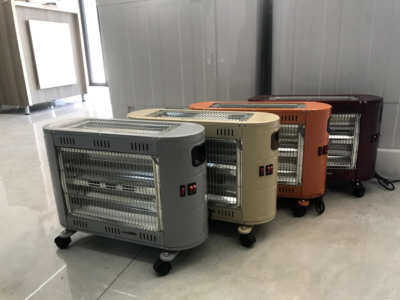 السلام عليكم السلام عليكم 
‏🔥🔥🔥🔥
‏( 🔥 التوصيل مجاني لكافة انحاء العراق 🔥 )
‏*مدفأة كهربائية ماركة LION KING 
‏*متوفر ثلاث وجوه كل وجه 2 شمعة 🔥
*متوفر وجهين ايضا الوجه الامامي 2 شمعة و العلوي 2 شمعة 🔥
‏*الطاقة 2000 واط 🔥
‏*قاعدة عجلات يعني شلون ما تريد تسحبها 💯
‏*ملاحظة الوجه العلوي يحتوي ايضا على 2 شمعة 🚒
‏* السعر ( 28 الف ) 
‏اذا عجبك المنتج اتواصل ويانا و رح نكون بخدمتك 📞
(☎️ *********** واتساب )
