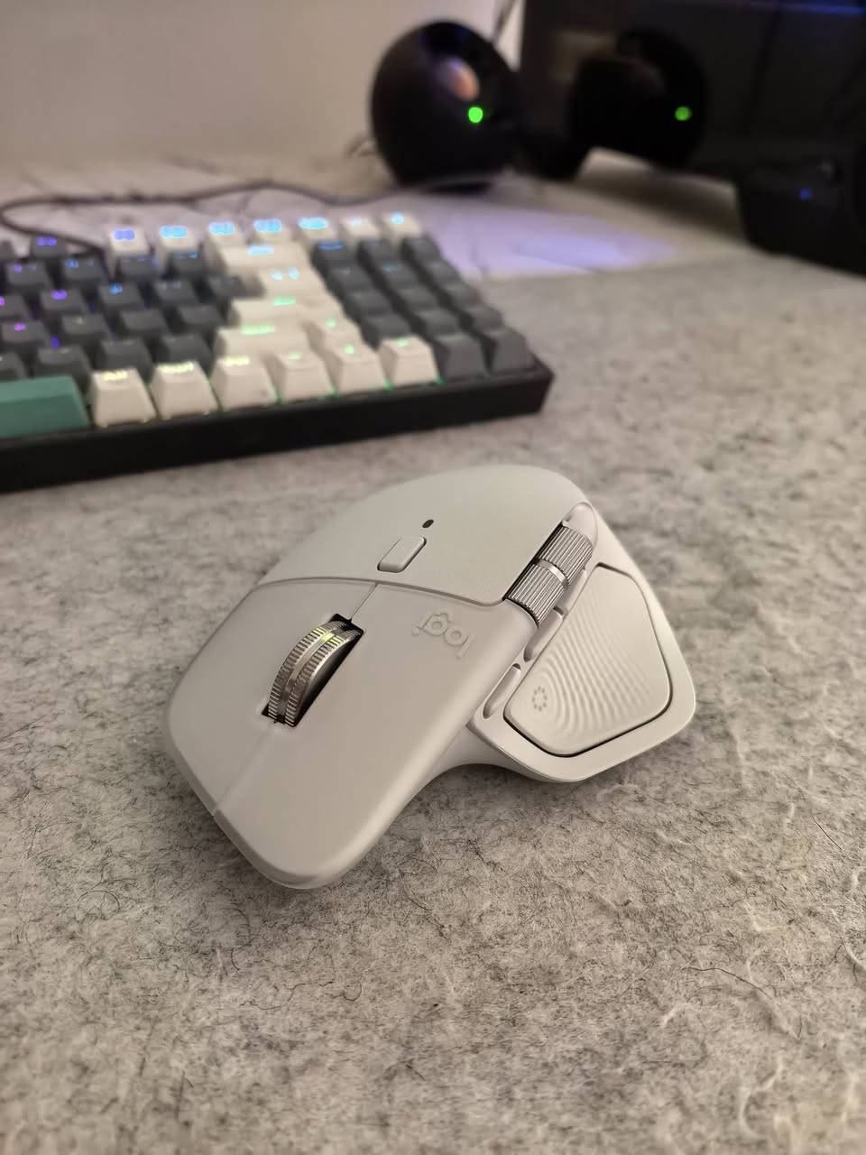للبيع Logitech MX Master 4 أداء ممتاز، تصميم مريح، مناسب للمصممين والمبرمجين والاستخدام المكتبي. نظيف وبحالة جيدة جداً
 جديد استخدام قليل
وصل الشراء موجود
بعده بالضمان
ما مشحون
ملحقاته و الكارتون موجود
السعر 200 وبيه مجال بسيط
ولا تتعب نفسك ما ابيه بسعر نسخة 3
الي يريد 3 موجود بالسوك الجديد ب 150


**إذا كنت صاحب هذا الإعلان وتريد حذفه لأي سبب، رجاءا أرسل رسالة إلى الدعم الفني**