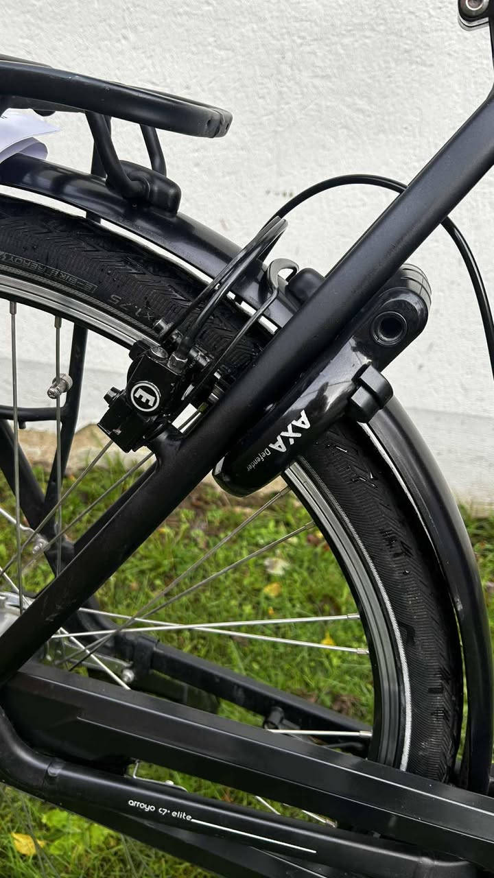 بايسكل هولندي E-BIKE نوع غزال حديث محرك وسطي ماركة BOSCH 
السعر ٨٠٠ دولار السعر نهائي بدون عملة 
نظافتة ٩٠% 
الشحنة الواحدة تمشي 
وضع Eco: 80 – 120 كم
وضع عادي: 50 – 80 كم
وضع قوي (Turbo): 40 – 60 كم
دبل أمامي 
قياس 28 
لا يتوفر توصيل 
مكان البايسكل بغداد 
*********** واتساب
