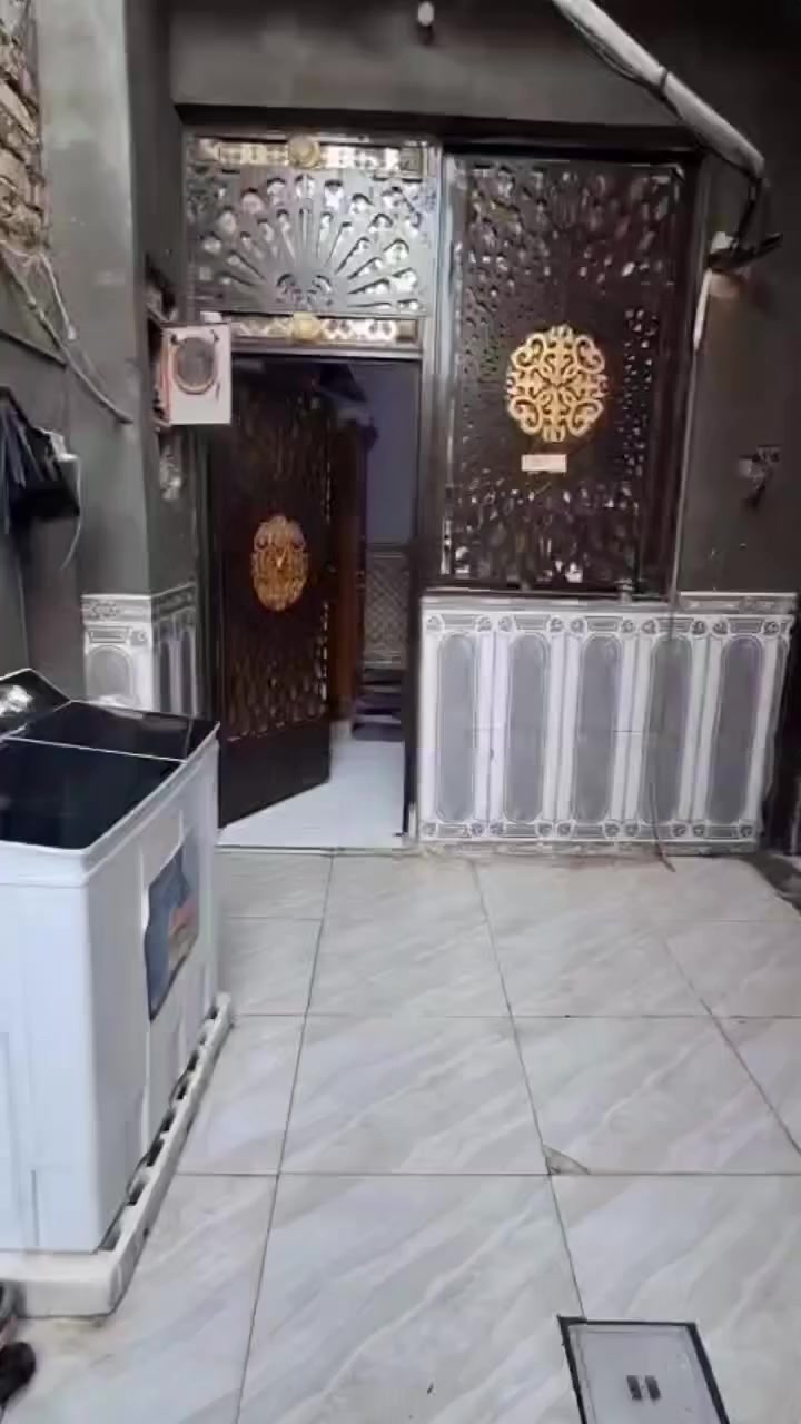 بيت للبيع خلفي ميت متر الدربونه متره ونص العنوان بلاسكان الصناعي النزله الثالثه يم  مدرسه الحمزه شوارع تبليط والكيات يمه طابوصرف كله طابوك وسيراميك بي غرفه جبيره فوك وحمام وصاله وجوه استقبال وغرفه وصاله ومطبخ وصحيات وطارمه  الاستفسار  ***********
