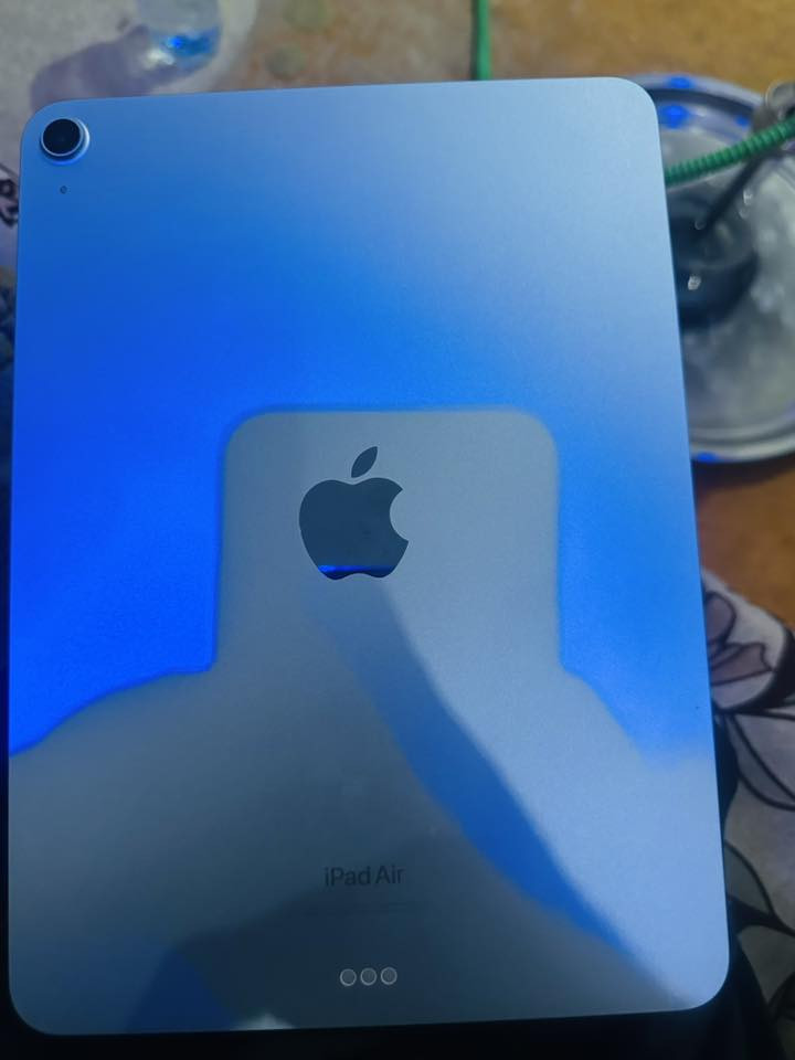 ايباد اير6 معالج m2مشحون 3مرات  سعر الشراء 900 سعر البيع 775.   غير مستخدم ابداً المكان كركوك 
***********
