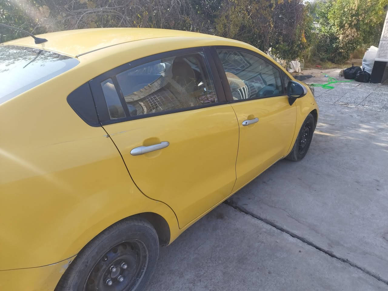 السلام عليكم كيا ريو وارد خليجي موديل 2014 السيارة كفالة من الضربة او الكص سياره مصفره غرامات وهيئه فلس ماعليها السياره كهربائيات كلها شغاله اي نقص مابيهن  مكينة 1600  كير مكينة خير من الله اي تنقيص تبخير ماكو  حدادية جيده تخم تاير السيارة سعر البيع 88
مكاني بغداد
رقم *********** وبي واتس
