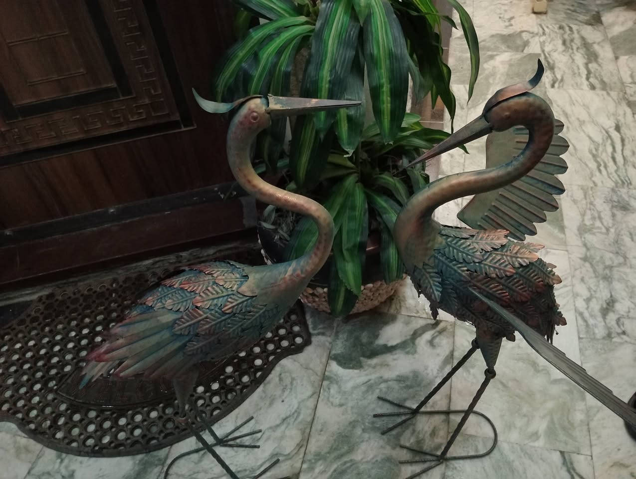 طوواوويس أو طيور زينه للحدائق للديكور والمنازل معدني مزخرف مع طلاء يعطي تأثير الزنجار الوان برونزية زرقاء خضراء مقاومة العوامل الجوية مناسبة للوضع في الحدائق، أو بجوار البرك، أو على العشب أو في المنازل ديكور  قطعتين  مثل طائر برأس مرفوع وآخر بأجنحة مفروده الي مهتم يراسلني ويدلل


**إذا كنت صاحب هذا الإعلان وتريد حذفه لأي سبب، رجاءا أرسل رسالة إلى الدعم الفني**