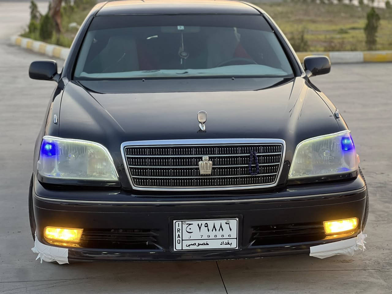 مەلیکە نیلی تۆخ وەک نیلیکان بازار نیە موسە موس
چوار کوشن کارەبا
ئاوینە کارەبا ئاوینە هیتر
جامەکانی ئۆتۆیە دەست بەخە بەردەمی ئەگەریتەوە
دوو شاشە
دەشبول نەجەف
تەبرید ساردو گەرم
دیفۆر بجوک ئالتونی بازار
چوار تایەو ویلی لۆک
سپیری خەتی تیایە دانەبزیوە
بەبی بۆیاخ 
مشتری نی سەرمان مەهێشینە ئەمیش ژم ***********
