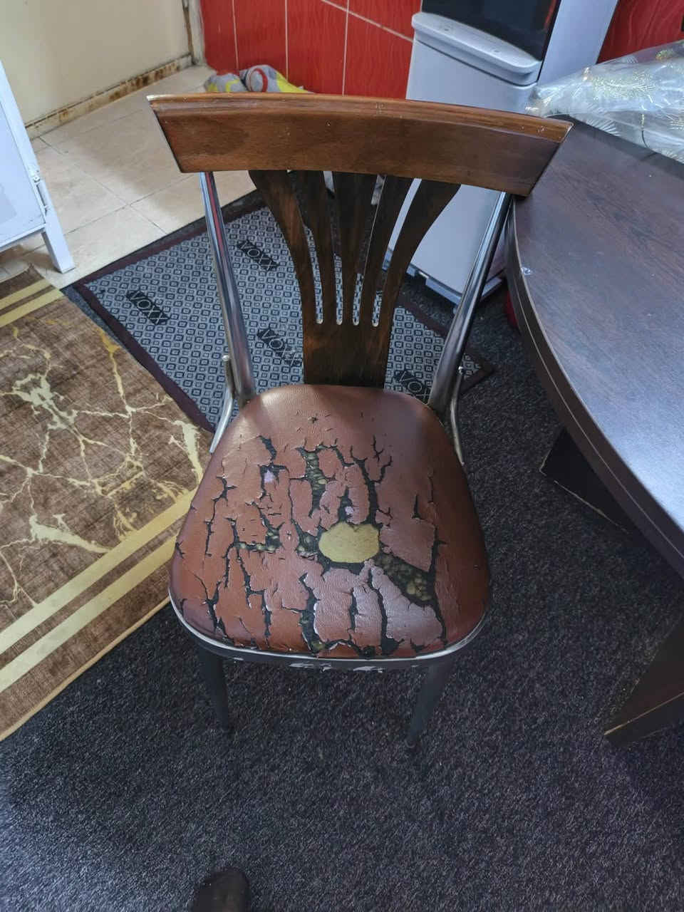 ميز و٦ كراسي للبيع سعره ٦٠ وبيها مجال
***********
