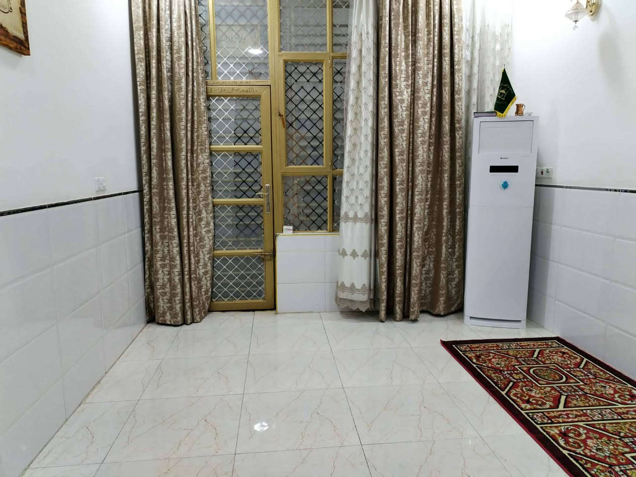 السلام عليكم
بيت للبيع مساحه 100 متر واجه 5 نزال 20 

بناء جديد ودرجه اولى 

3 طوابق 

الطابق الاول استقبال صاله غرفه نوم حمام ومطبخ حار 

الطابق الثاني غرفتين نوم حمام وصاله 

الطابق الثالث غرفه وحمام وصاله وصطح 

مكان البيت الأمين الثانيه قرب شبكه الكهرباء خلف مطعم الجوعان الفرع الاول 

تواصل عالرقم الشراي يتصل 

***********
