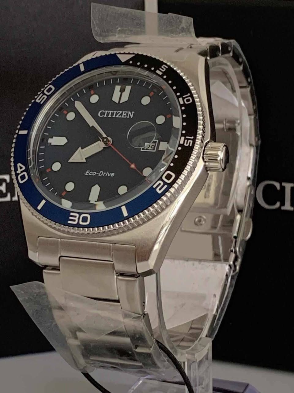 السلام عليكم........
ساعة CITIZEN ياباني أصلي بطارية 
شحن ضوئي ECO-DRIVE 
نافذة للعرض التاريخ عدسة 
أميال وأرقام فسفوري 
القطر ٤٣
مقاوم للماء ١٠٠م 
سير حديد ستانلس ستيل معلم 
جديد غير مستعمل مع العلبة الاصلية وبطاقة الضمان
السعر ١٧٥ $
يوجد توصيل ***********

