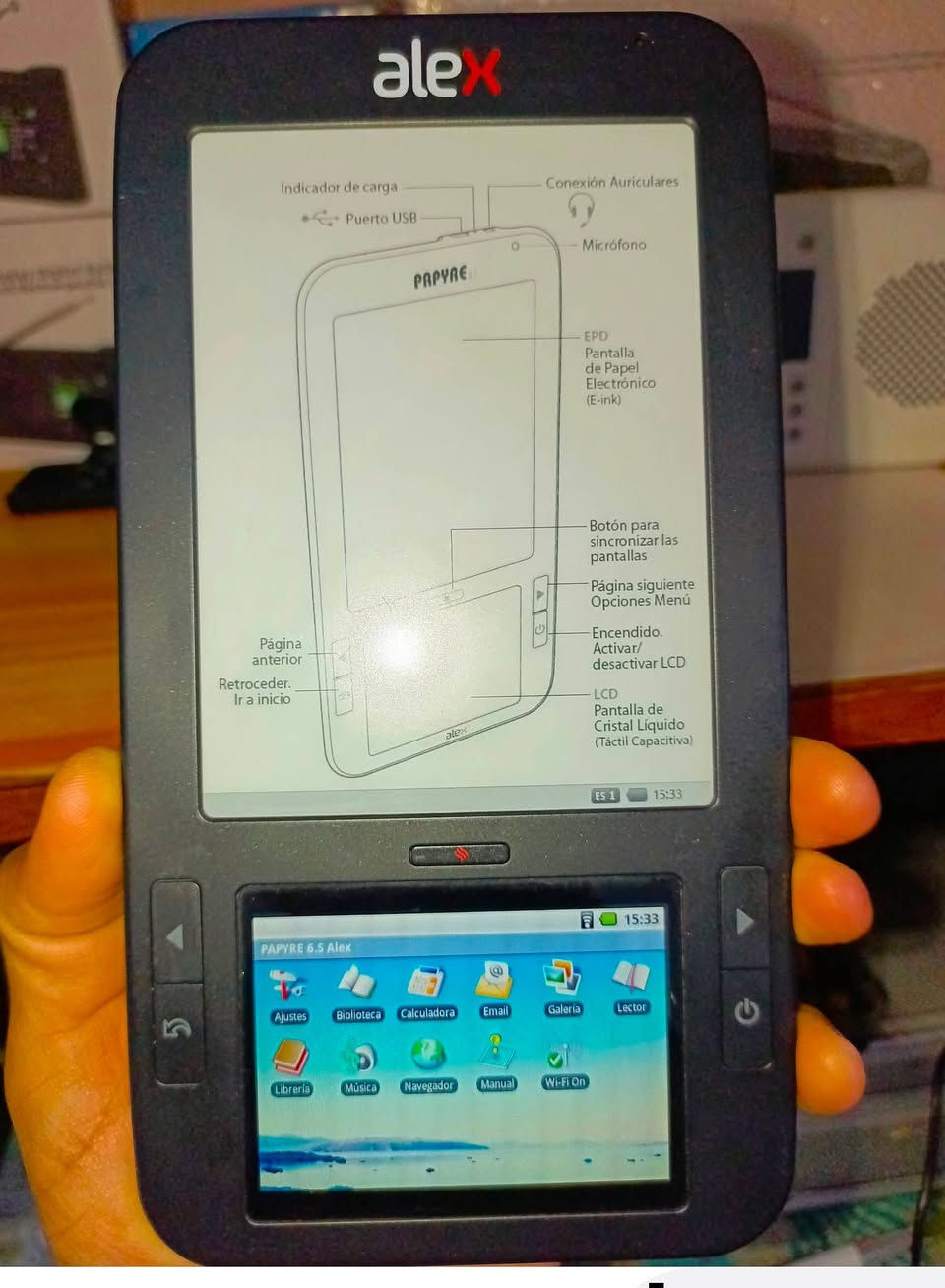 هذا الجهاز هو قارئ كتب إلكترونية من طراز Highscreen Alex، يتميز بكونه يجمع بين شاشتين: شاشة علوية تعمل بتقنية الحبر الإلكتروني للقراءة المريحة، وشاشة سفلية ملونة تعمل باللمس بنظام أندرويد. 
نوع الشاشة: شاشة إلكترونية مقاس 6 بوصات في الأعلى، وشاشة ملونة مقاس 3.5 بوصة في الأسفل. 
نظام التشغيل: يعمل بنظام أندرويد. 
التخزين: يحتوي على ذاكرة داخلية بسعة 2 جيجابايت، قابلة للتوسيع باستخدام بطاقة microSD. 
الاتصال: يدعم الاتصال بالشبكة اللاسلكية Wi-Fi.
السعر ٣٥ الف مع توصيل نهائي


**إذا كنت صاحب هذا الإعلان وتريد حذفه لأي سبب، رجاءا أرسل رسالة إلى الدعم الفني**