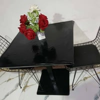 طاوله طعام • كرسين حديد • مفرش طاوله