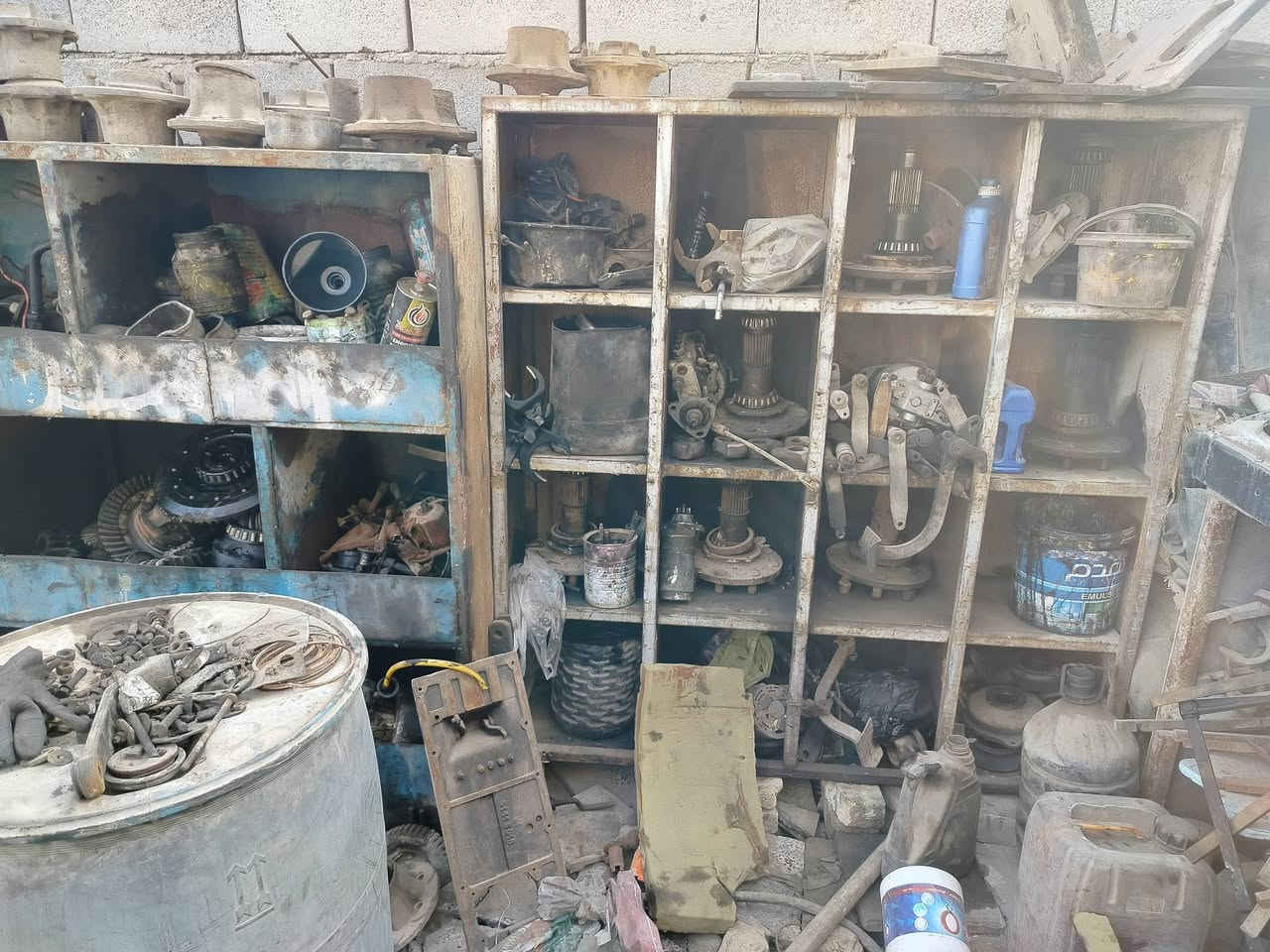 السلام عليكم تواير حجم 30/18 للبيع +غراض تفصيخ عنتر للبيع العنوان ميسان حي العسكري  الاتصال على الرقم ***********
