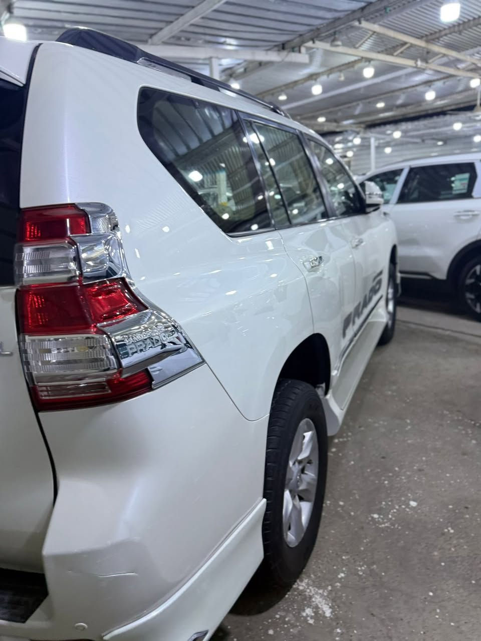 السلام عليكم برادو TXL. 2011 مكفوله من كلشي بيه بس بارد بسيط بلباب الخلفي رقم وهزه جديد السعر 275 وبيه مجال السياره جديده بعده بدون صبغ بدون تبديل العنوان بغداد الشعب الاستفسار ***********
