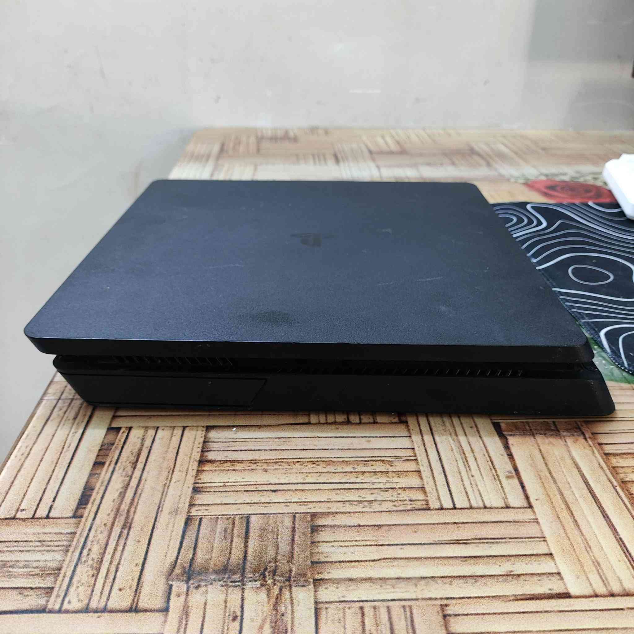 سلام عليكم
بسم الله الرحمن الرحيم 
للبيع: بلايستيشن 4 سلم PS4 Slim مستعمل نظيف
1. الموديل: PS4 Slim 500GB
2. الحالة: نظيف ماكو اي عطل او تصليح
3. معاه: يد اصلية +يده تجاريه + كيبل شحن + كيبل HDMI + كيبل باور
4. الالعاب: قرص هديه  
:السبب للبيع:[اشتريت PC]
**السعر: 250 الف دينار عراقي وقابل للتفاوض بالشي البسيط
**التواصل: واتساب: *********** 
او تواصل عن طريق واتساب 
الجهاز مجرب وشغال 100%
