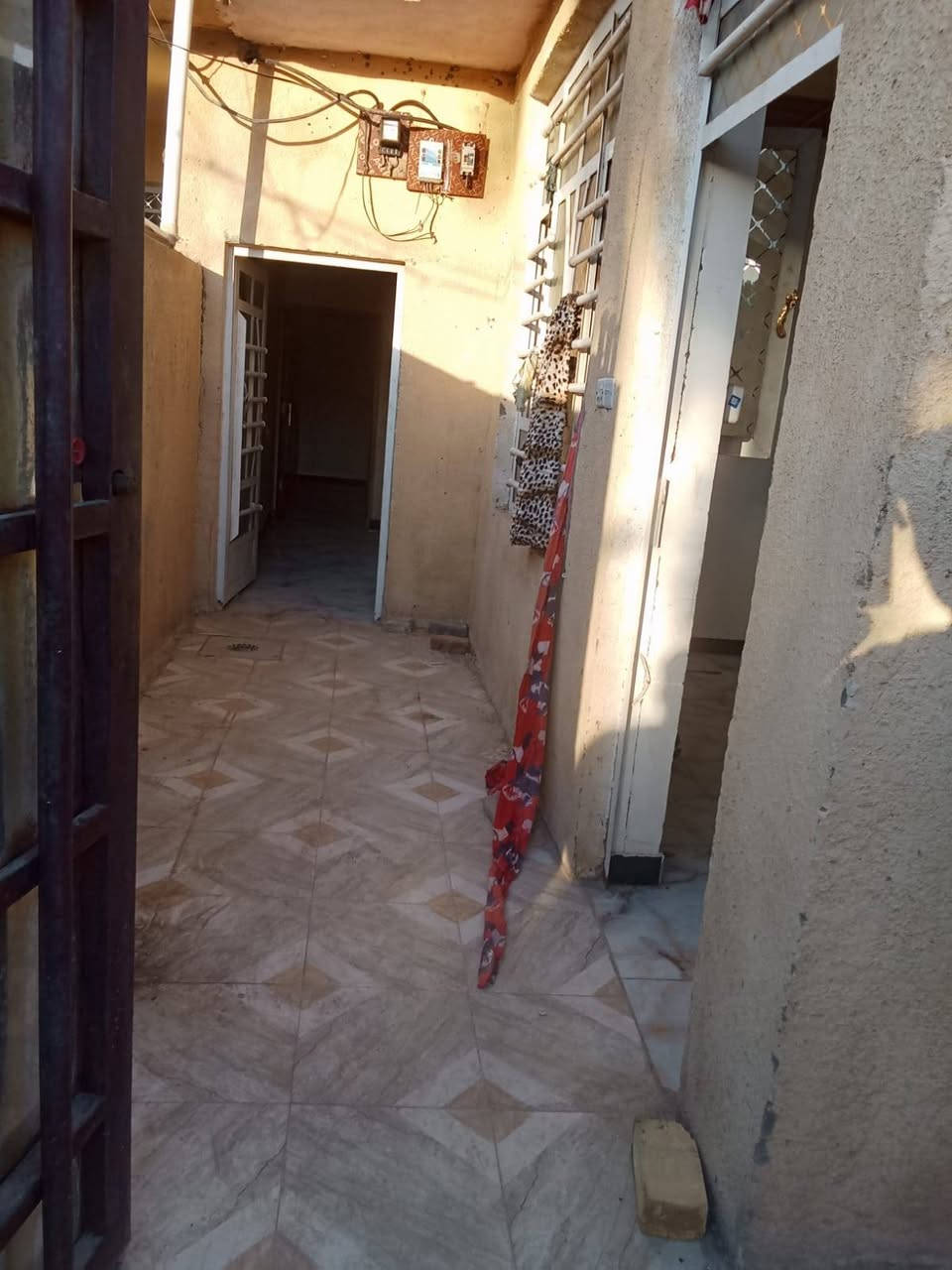 سلام عليكم بيت الإيجار مساحة 100 متر بيت كلش حلو ونضيف ويتوفر بي غرفه وكلدور وصاله وحمام وصحيات خارجيه ويتوفر مولده شارع سعر الايجار 275الف موقع البيت حله شارع حسينيه والاستفسار على هذا الرقم ***********
