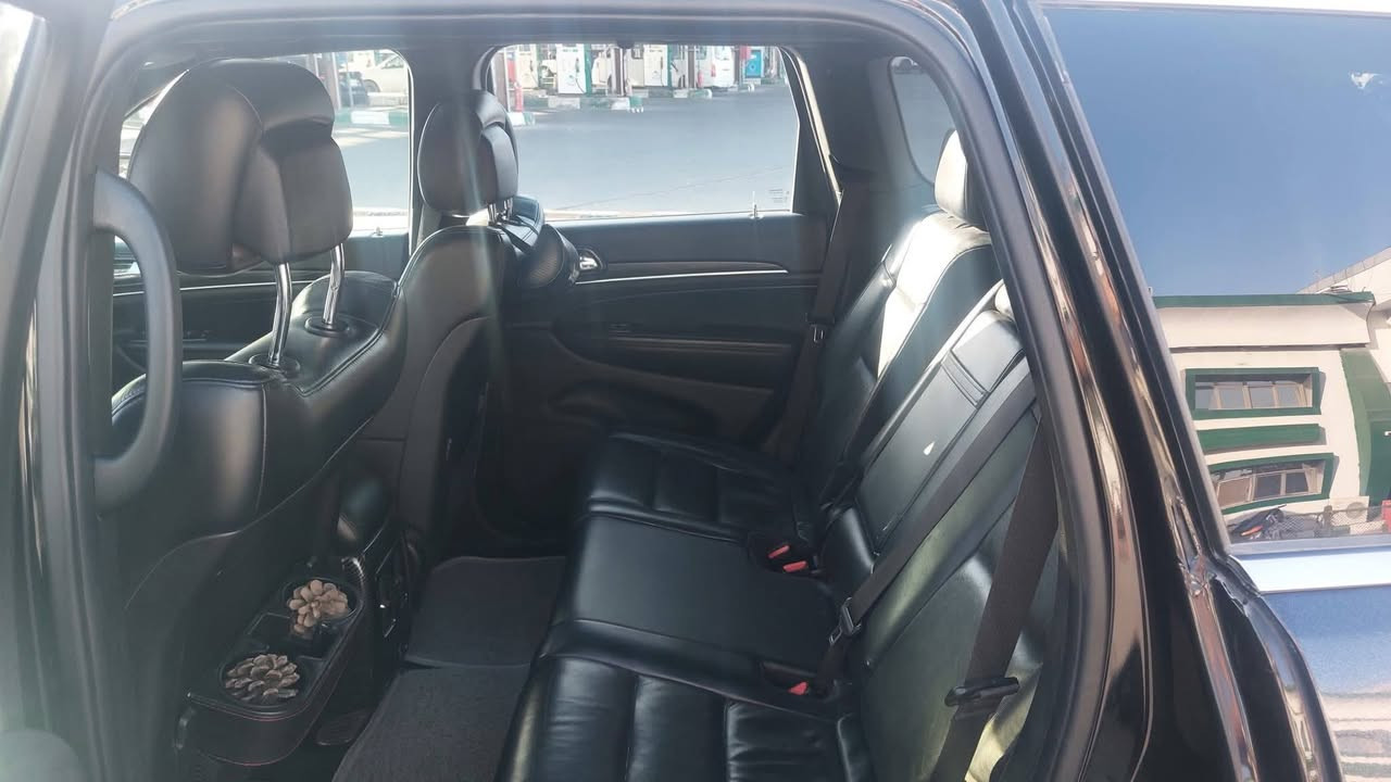 جيب كراند شيروكي لمتد 2019  وارد اميركي السيارة مغلفة ppf وايضا صور الحادث مالت  السيارةمرفقة و  السيارة بحالة جيدة جدا 
الدواخل سودة 
محرك V6 سعة 3.6 لتر – 295 حصان – ناقل أوتوماتيك 8 سرعات – دفع رباعي.

المقاعد: جلد – أمامية كهربائية مع ذاكرة + تبريد وتدفئة – خلفية مدفأة – مقود جلد مدفأ.

الراحة: فتحة سقف بانوراما – تكييف أوتوماتيك ثنائي المناطق – دخول وتشغيل بصمة – صندوق خلفي كهربائي.

التقنيات: شاشة Uconnect لمس 8.4 إنش – GPS – Apple CarPlay / Android Auto – بلوتوث / USB / AUX – نظام صوتي فاخر.

السلامة: كاميرا خلفية – حساسات أمامية وخلفية – مراقبة النقطة العمياء – تنبيه مرور خلفي – رادار – مثبت سرعة متكيف – فرامل طوارئ.

الخارجية: مصابيح LED نهارية + زينون HID – جنوط ألمنيوم 18 أو 20 إنش – مرايا كهربائية قابلة للطي ومدفأة – زجاج مظلل.

السعة: 5 ركاب – سعة تحميل 36 قدم3 وتصل 68 قدم3 مع طي المقاعد.
البصرة
***********

السعر 250
#جيب
#كراندشيروكي
