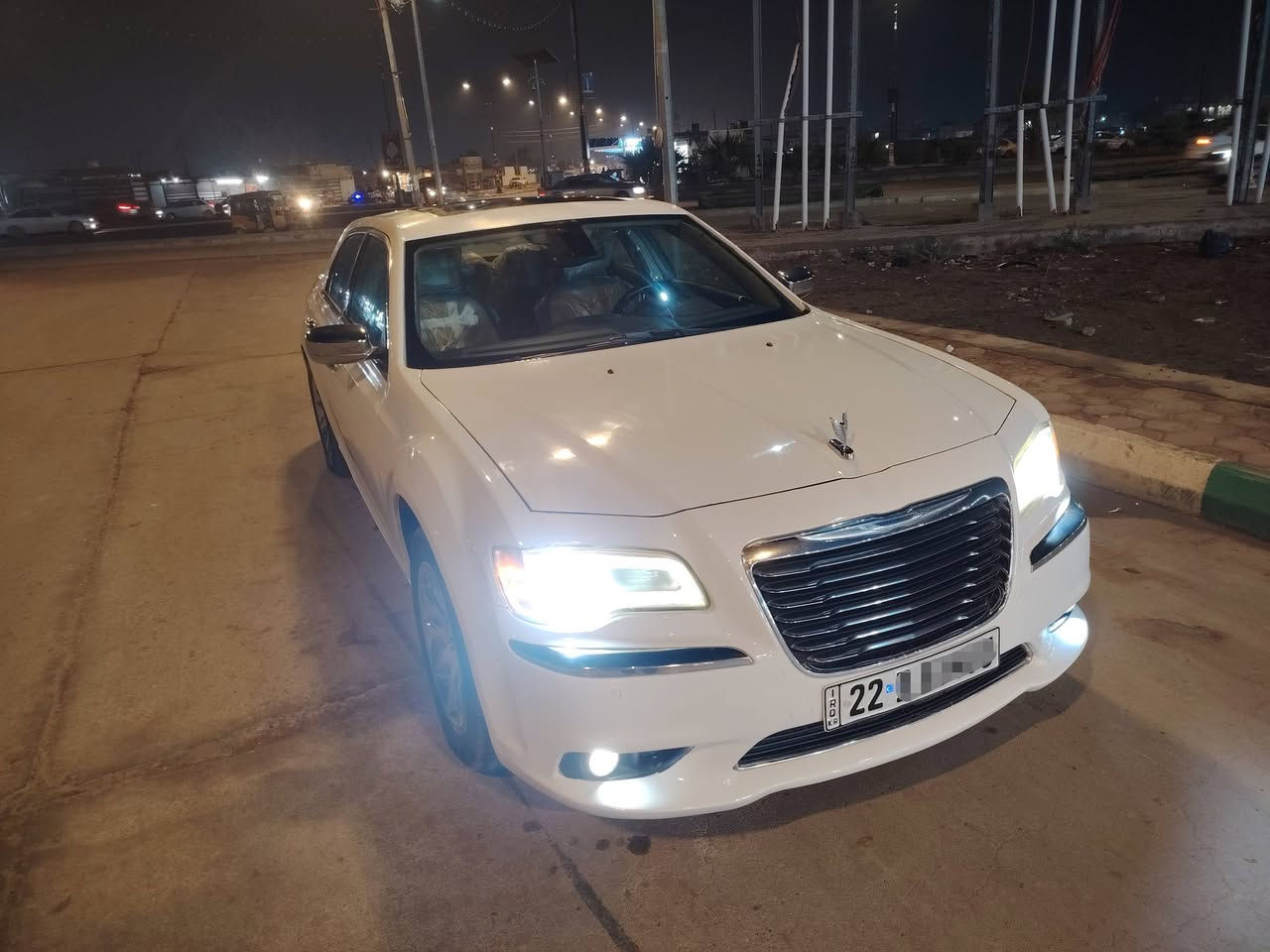 كرايسلر  اوباما 2014
C300 
 دوات كصه جنطه لحيم باجات وتزفيت شغل درجه اولى 
فول الفول ١/١ مواصفاتها 
السياره فتحه بل سقف بنوراما كشنات كهرب كلها  
كشنات تدفئه وتبريد 
كشنات الخلفية تدفىة
هيترات بل مرايه الجانبيه 
شاشة كبيره مع تبريد ٣ قطع جانبيه وخلفيه 
تحكمات ستيرن كامله 
برده خلفيه كهربائيه 
 مع بصمة ابواب وبصمة تشغيل السياره بعدها بوضع الشركه 
تخم  تايرات جديده نكسل 
داخل عسلي مع كشنات جلد 
السعر62$وبيها مجال قليل مكاني العمارة ***********
