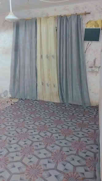 السلام عليكم حبايب قلبي عندي بيت 100 متر مربع راعي غرفه 6 × 4 + صاله اربعه بثلاثه ونص زائد مطبخ واستقبال وممر وصحيات خارجيه وسعر البيت 18 مليون وبالمجال للشراي قرب سيد عوده على الشارع 300 ال حمد قرب سيد عوده متر ركن مايو كهرباء خطين مراوس باي بيت زراعي اخوكم ابو مهدي رائد ***********////0780152866
