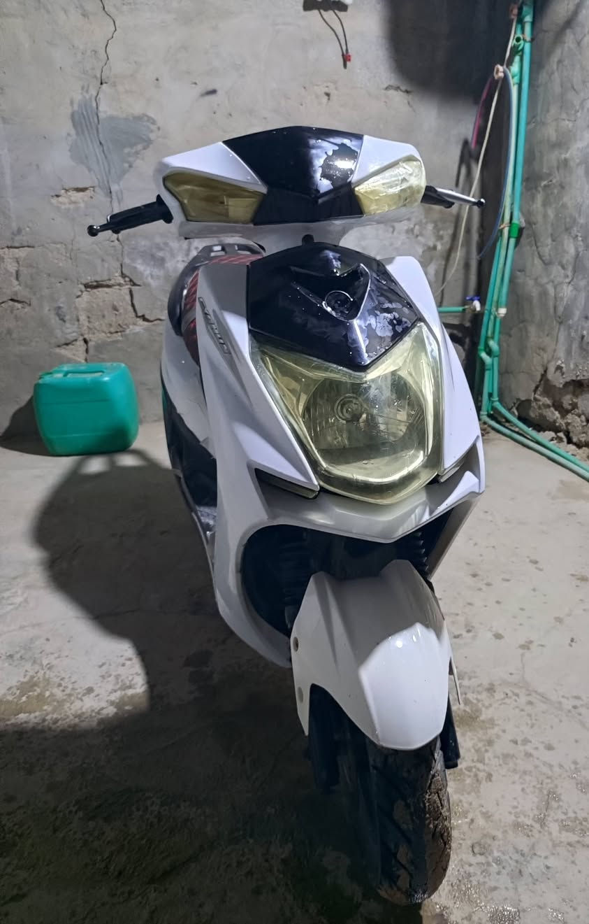 السلام عليكم دراجه سكنس اصوليه نضيفه وكلشي شغال بيها اشاير لايت عالي ناصي سلف هندر فقط كيج البانزين فالت السعر 450عنوان البصره جبيله رقمي ***********
