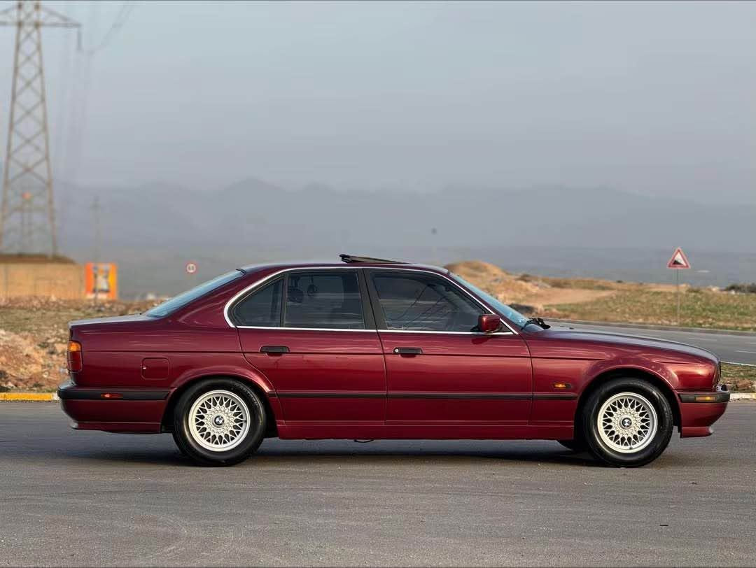 ماشاءالله له مالي هه موولايه ك 
BMW.1993.525iAفول مواصفات
شتي لوك و خاوين و پاكه تى دانسق
سلايد.جام كاره بايي.ABS.توماتيك.
كوشن جلد.كوشن هيته ر.٧ باليف.
په رده.ناو رصاصي و ره ش پانكه كاره بايي بيلادي.سوكان ئيرباگ.ڤوليوم.گيچ ئه لقه.تاقم ئيسپانه بيلادي.جه گ و تاكوز بيلادي.سيدي بوكس.دعامي پيش و دواي Mبيلادي يه ك پارچه.
لايت بيلادي ناو ره ش و زه رب.به گلايت بيلادي.تايه و ويلي پان.تبريد.سارد و گه رم.ته له فون.سيدله بيلادي.
سه نه وي به ناوي خوم تا ٢٠٣٠.
كامل فرن كردووه بو جواني.پيش و دواي بي ليدان. نقورچ به شه رت.مالي خوم بووه به دلي خوم مسروف تيا كردووه هه موو گياني به شه رت هه زار فيته ر.بو زانياري زياتر تيل بكه شوين كويه.
*********** ڤايبه رو وه تس ئاپيشي له سه ره كويسينجاك, أربيل
