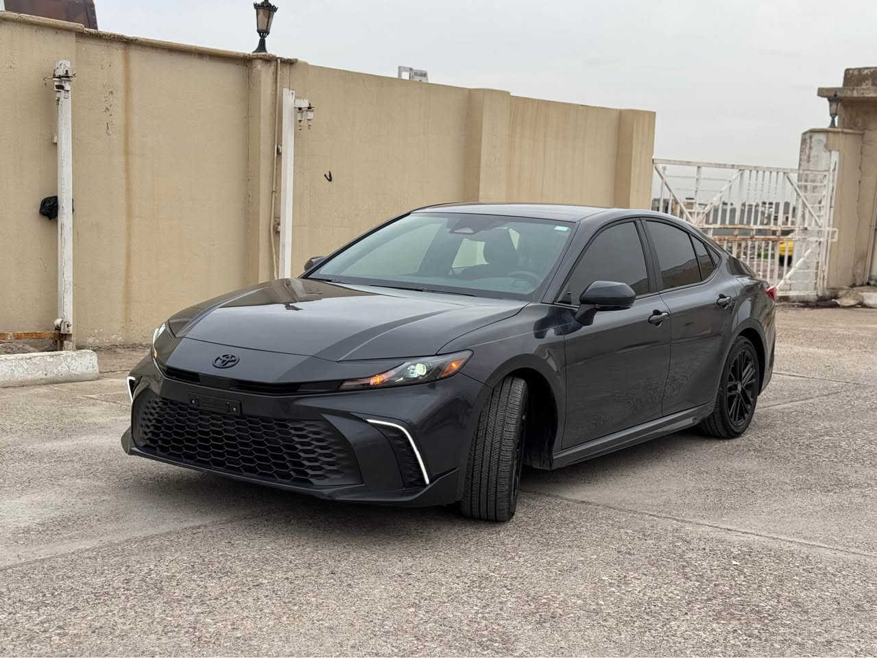 Toyota Camry SE Hev 2025 

بجم و خلفي كبس شرط ✔️

بابين صبغ و ارباك بس بردة طاك 👌
و مكانين صغير بي بارد و رقم الشاصي بالصور 
هايبرد و بانزين 🔋
كل شي بلادي شركة و بدون مصرف 💯
مواصفات SE المعروفة 🎖️

سعر 🔥 220 و مجال
مكان عقرة "ئاكرئ"
واتس اب و كورك *********** اكر, نينوى
