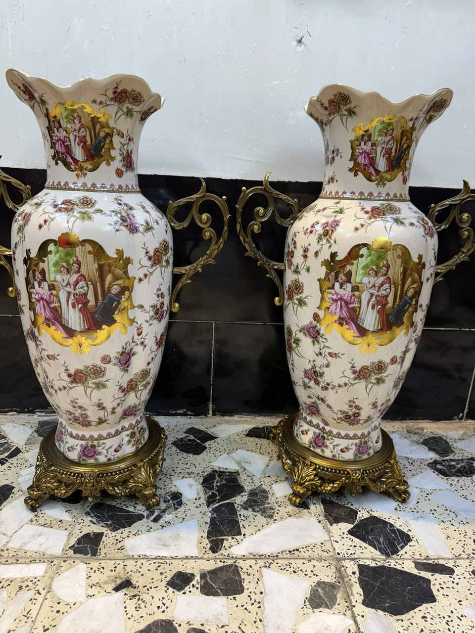 زوج ڤازات مزهريات بورسلين  ومعدن مصورات عالجهتين ارتفاع 67سنتم خاليات من كل عيب السعر النهائي 375 الف


**إذا كنت صاحب هذا الإعلان وتريد حذفه لأي سبب، رجاءا أرسل رسالة إلى الدعم الفني**